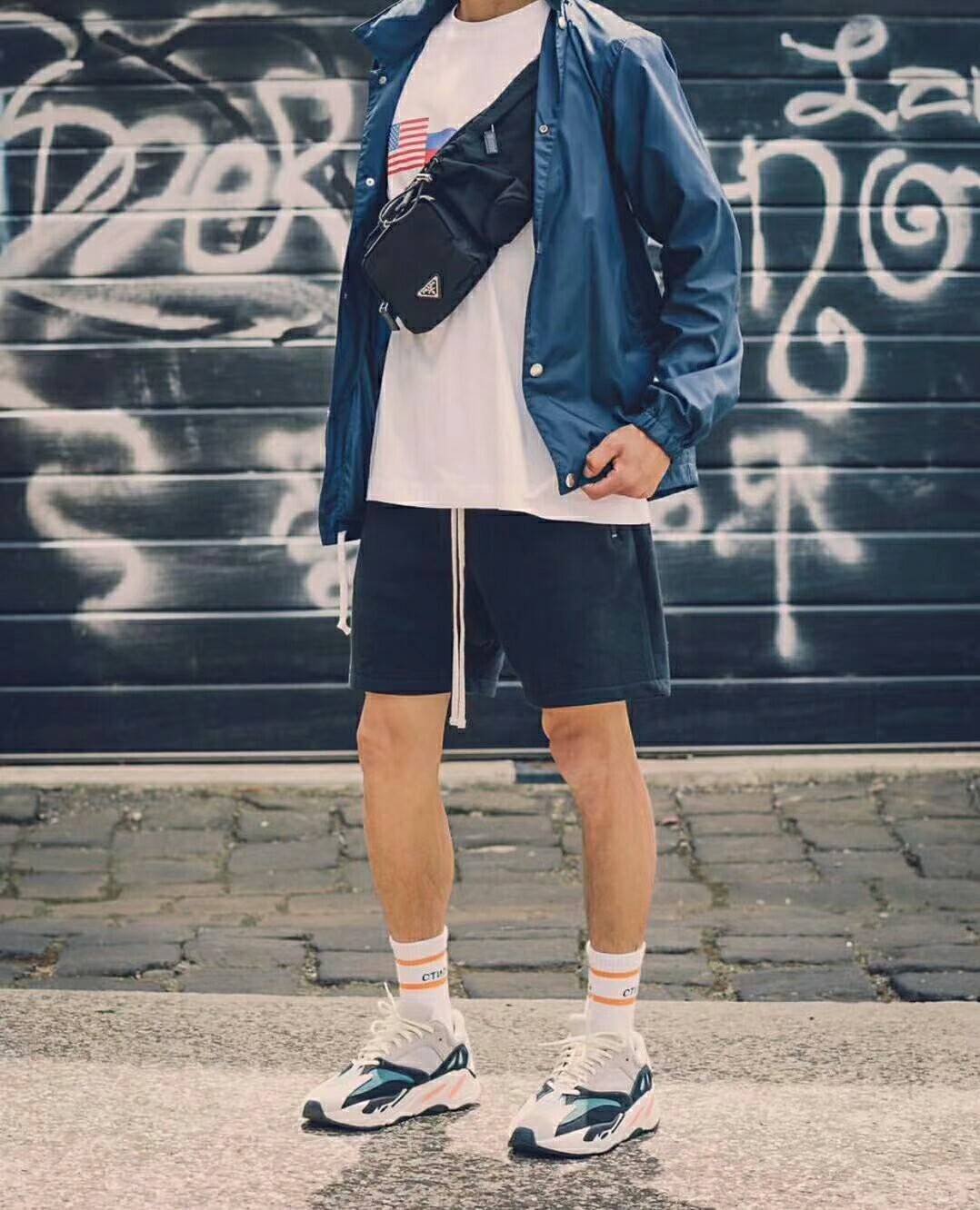 New Arrival Prada คาดอก รุ่นใหม่กำลังมาแรง ไม่ซ้ำใครแน่นอนคะ วัสดุทำจากผ้าNylon กันน้ำได้คะ มีช่องแบ่งเป็น3ส่วนคะ ช่องใหญ่และช่องกลางเปิดปิดด้วยซิปคะ และช่องเล็กเปิดปิดด้วยตัวล็อคสายยางยืดคะ ช่องเล็กสามารถใส่ Power bank ได้คะ ขนาดกำลังดี ใส่ของได้เยอะคะ โ