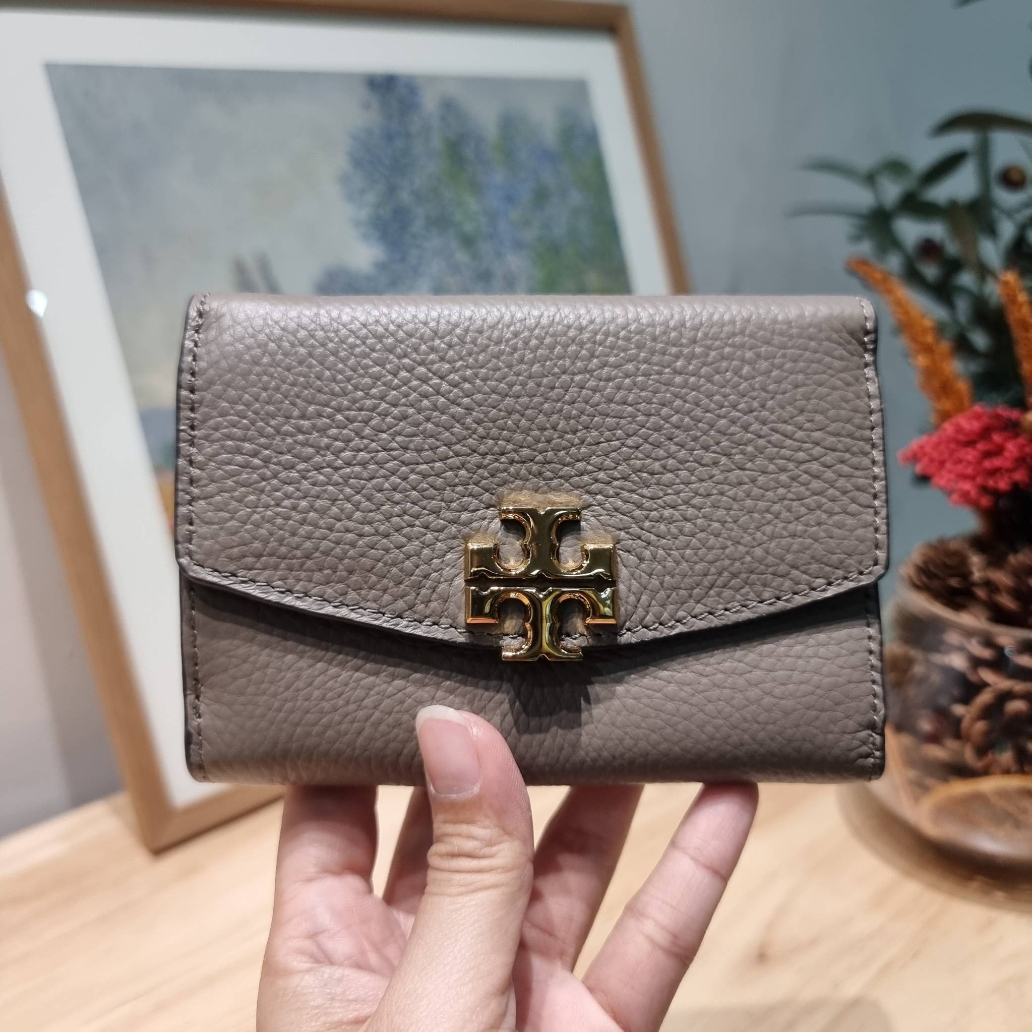 TORY BURCH KIRA MIXED MATERIALS MEDIUM FLAP WALLET กระเป๋าสตางค์ใบกลาง รุ่นยอดนิยม ดูหรูหรา ดูแพง ดีไซน์คลาสสิค ขนาดกำลังพอเหมาะ