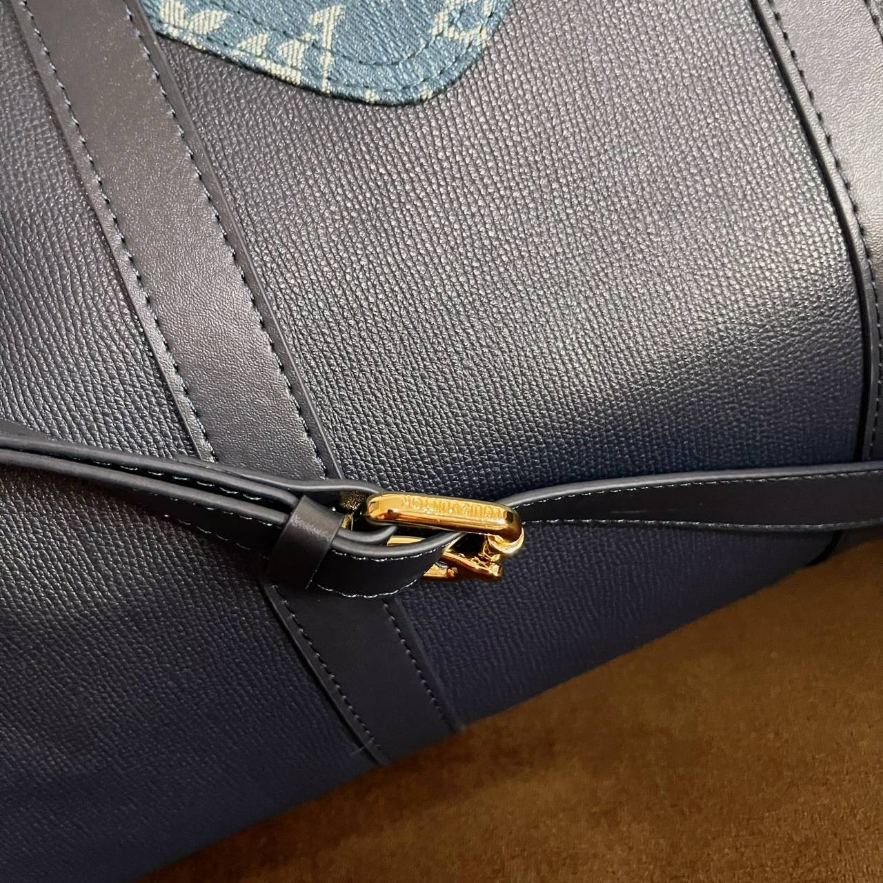 หนังแท้ LOUIS VUITTON KEEPALL กระเป๋าใบใหญ่จุใจ ใส่สัมภาระขึ้นเครื่องเดินทางได้ หูจับแข็งแรง สายสะพายยาวถอดออกได้ สะพายไหล่หรือ Crossbody ก็ดูดี ใช้ได้ทั้งชายหญิง ภาพถ่ายสินค้าจริง ไอเท็มนี้สวยน่าใช้สุดคุ้มมากๆ ห้ามพลาดเลยค่ะ! ราคานี้ถือว่าคุ้มมากค่า