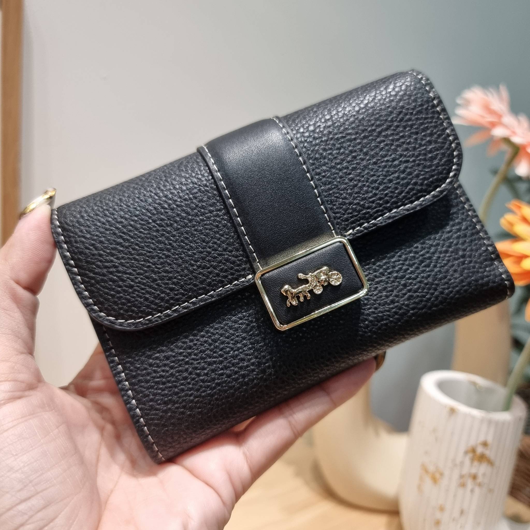 COACH MEDIUM GRACE WALLET IN SIGNATURE CANVAS CC061 CC060 CC059 พร้อมส่ง 5 สี กระเป๋าสตางค์ใบกลาง ดีไซน์หรู โดดเด่นด้วยโลโก้สไตล์วินเทจ คลาสสิค โทนสีใช้งานง่าย