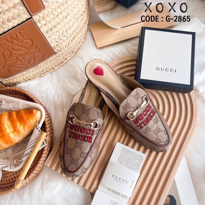 GUCCI รองเท้างานสวม ทรงเปิดส้น ปัก GG tiger (ตามภาพสินค้าจริง) พร้อมว่างอะไหล่ตะขอเกี่ยว สวย หรู (ตัวใหม่ ล่าสุดปีนี้เลยค่ะ) วัสดุผ้าลายแบรนด์ ด้านหน้าโค้งกว้าง ใส่สบาย น้ำหนักเบา แมทส์ชุดง่าย