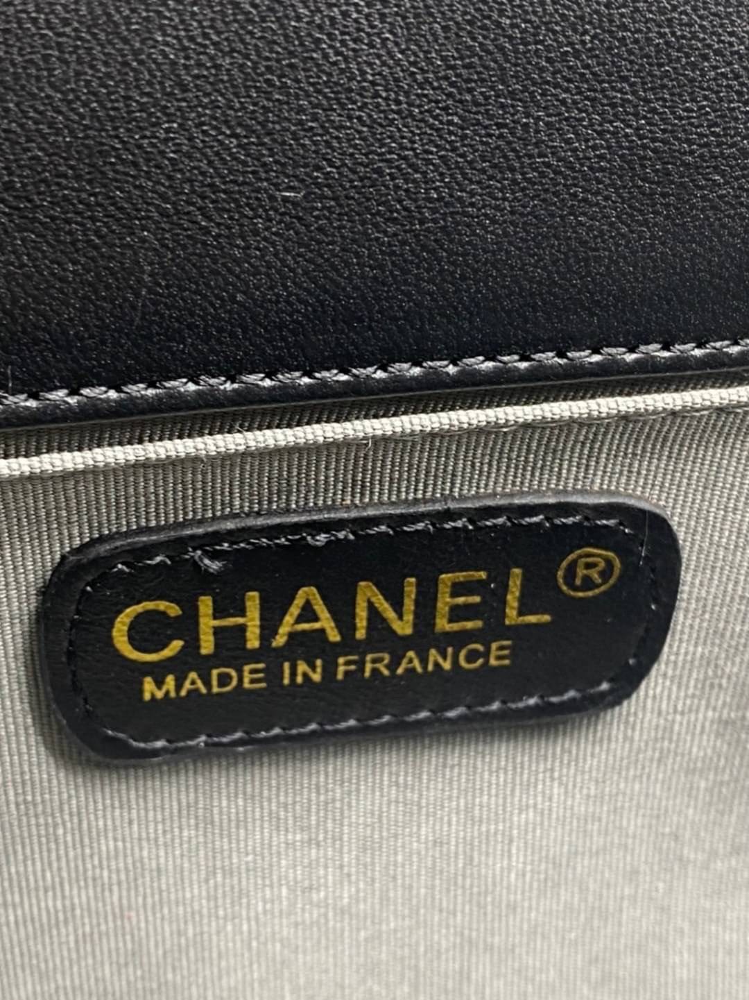 หนังแท้ CHANEL BOY 10" หนังเรียบ อะไหล่เงิน/ทอง พร้อมส่งที่ไทย หนังลูกวัวแท้ อะไหล่โลหะสีรูทีเนียม สวยคลาสสิกทุกยุคสมัย เกรดออริจินอล 1:1 ภาพสินค้าถ่ายจากงานขายจริง ใช้งานต่างประเทศได้