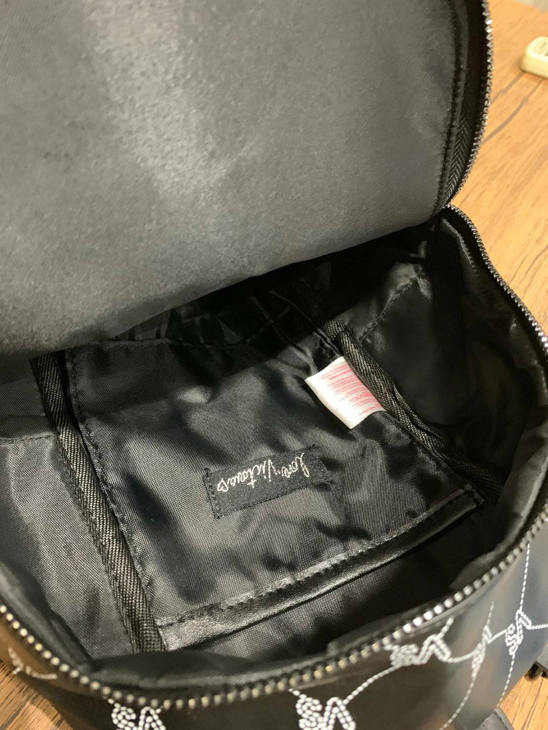 VICTORIA'S SECRET Monogram Mini Citypack กระเป๋าเป้รุ่นใหม่ ดีไซน์สวยเรียบหรู วัสดุหนังเรียบลาย Monogram Cool ขนาดกลางกำลังดี ใส่มินิไอแพค กระเป๋าสตางค์ยาวได้ น้ำหนักเบา เปิดปิดด้วยซิปเดียวหางซิปยาวสกรีนโลโก้แบรนด์ สายสะพายโซ่ต่อหนังแบบเข็มขัดปรับระด