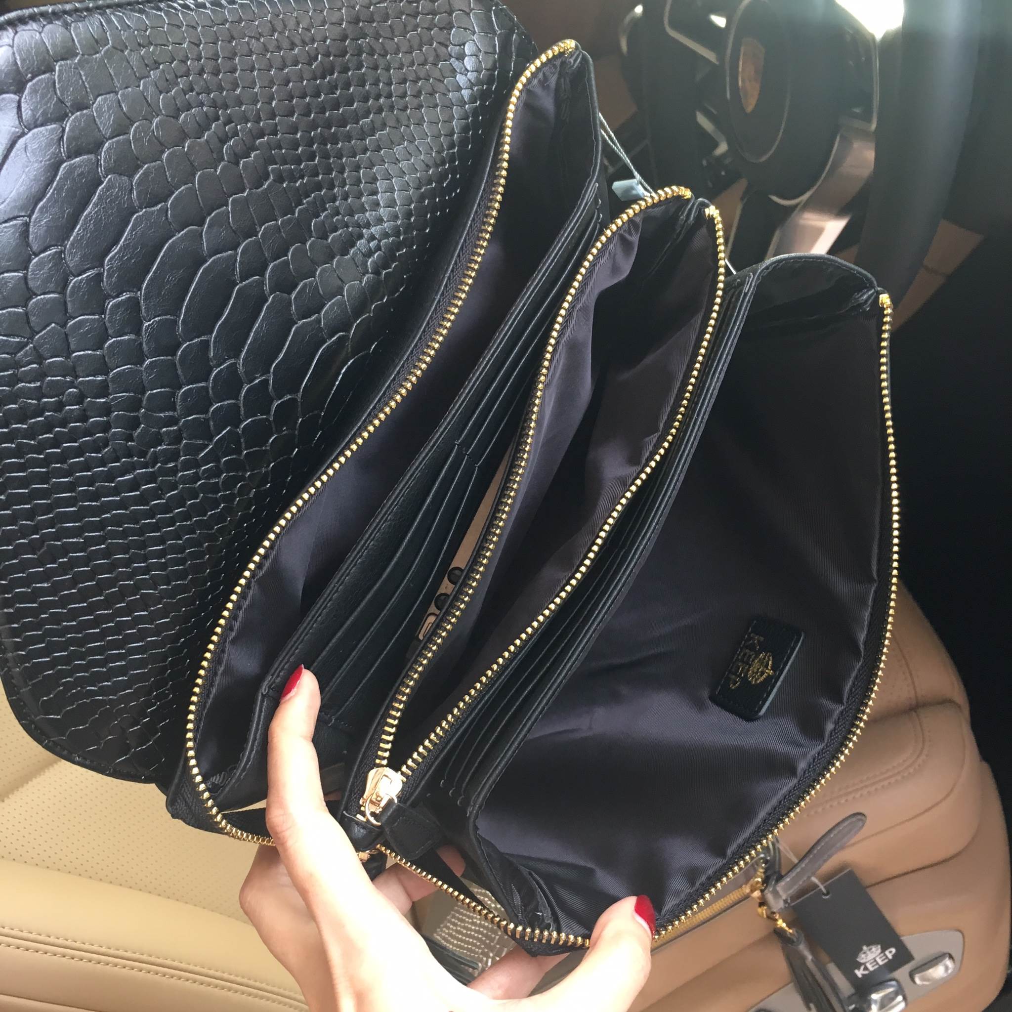 มาตามคำเรียกร้องคะสำหรับ size นี้ รอบนี้ ได้ ของ KEEP BRAND มาคะ รับรองความสวย 😍กระเป๋า KEEP Doratry shoulder &clutch bag ตัวกระเป๋าผลิตจากหนังแกะเทียม ตัดกับ ลายงู ลายหนังชัดเจน สวย อะไหล่ทองเพิ่มความหรูให้กับกระเป๋าสุดๆคะ 🌵จุดเด่นคือ สาม