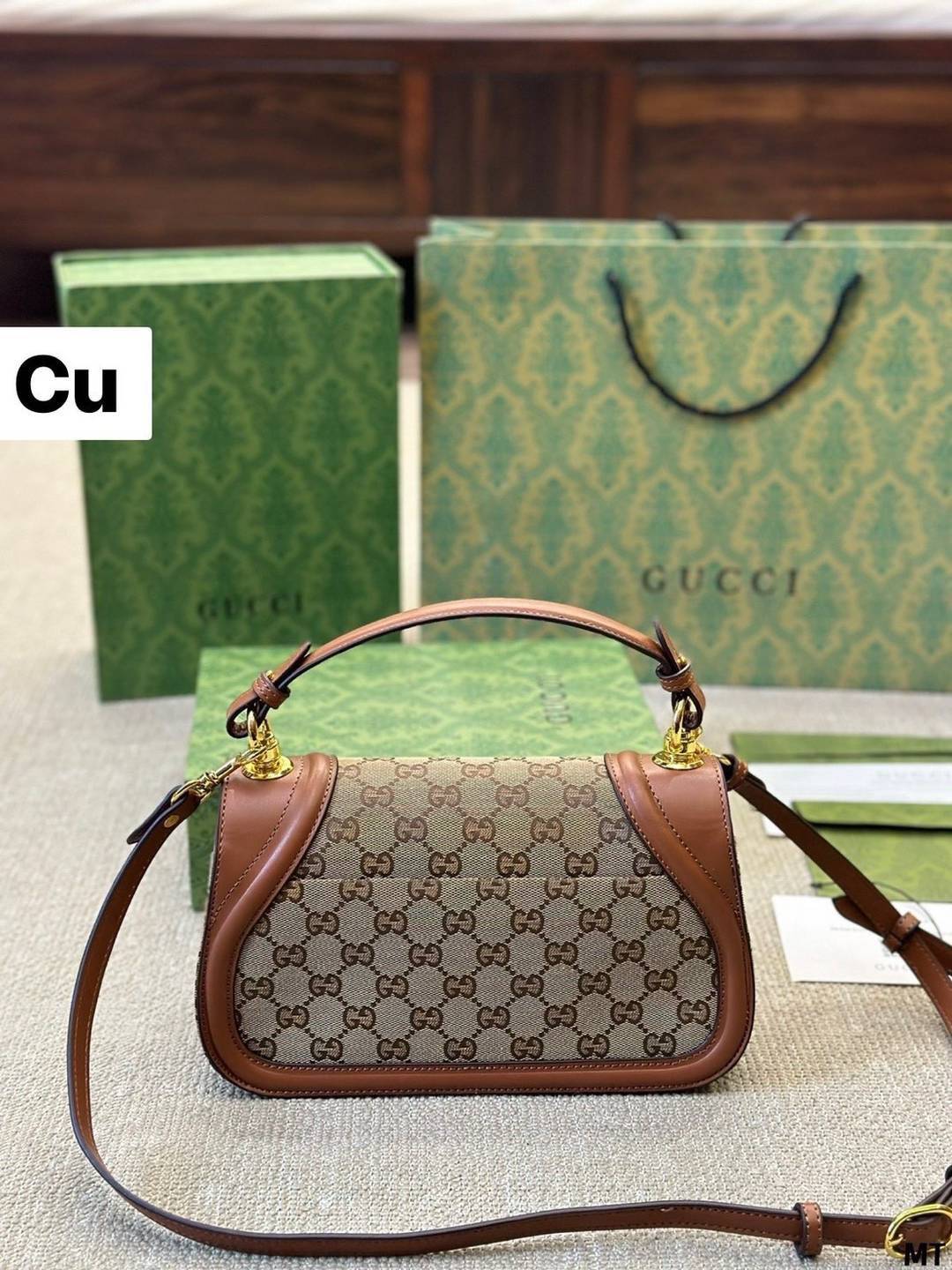 GUCCI Blondie small top handle bag กระเป๋าสะพายรุ่นใหม่สุดไอคอนนิก หนังแคนวาสสวยมากแถมยังมีกลิ่นหอมอ่อนๆ มาพร้อมหูจับและสายสะพายยาวปรับระดับได้ เหมาะมากสำหรับให้เป็นของขวัญ หรือจะให้ตัวเองก็ดีงามมากๆ