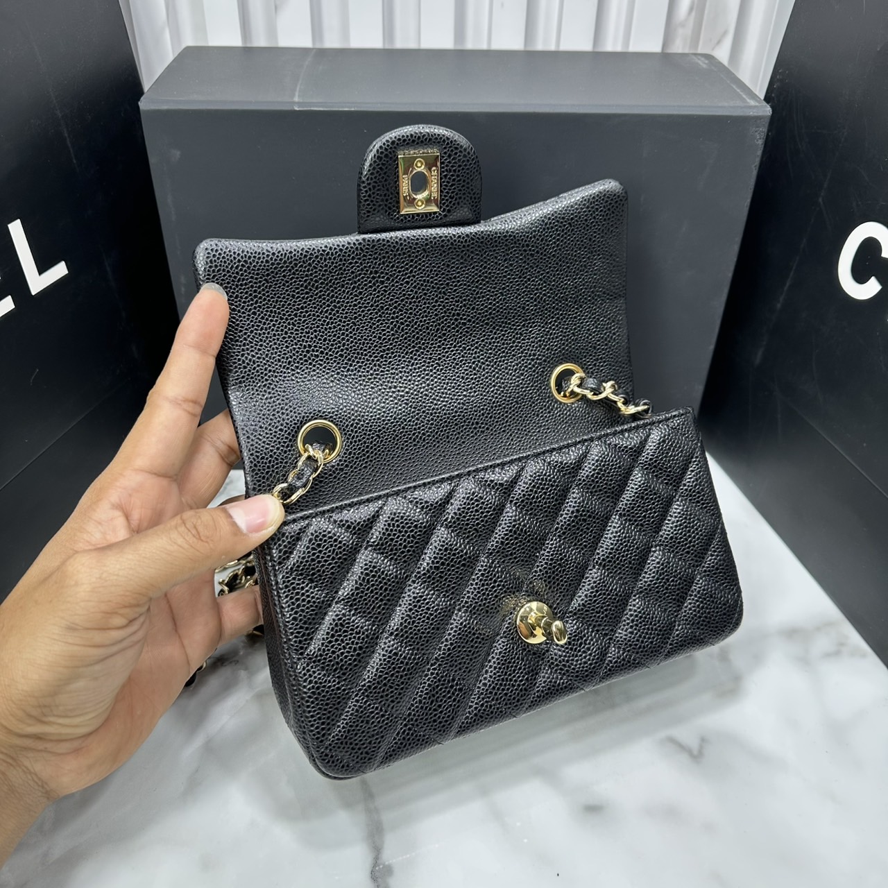 ORI หนังแท้ | CHANEL Classic 20cm shoulder bag กระเป๋าสะพายรุ่นยอดนิยม หรูหราระดับตำนาน สวยงามเหนือกาลเวลา