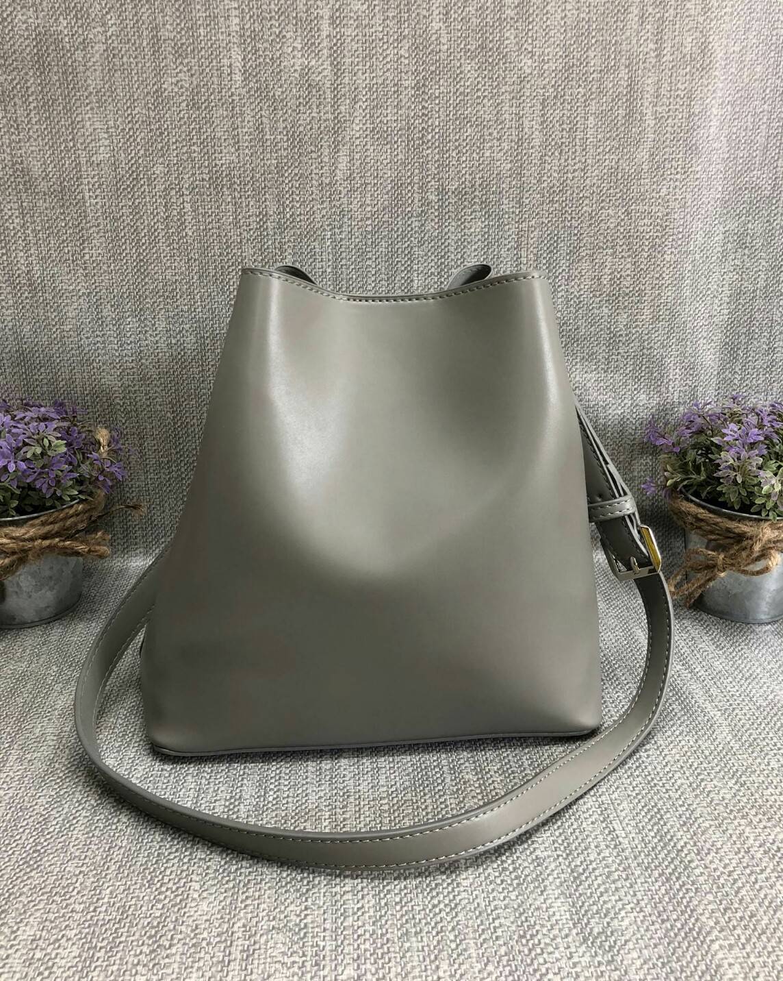 CHARLES & KEITH SLOUCHY SLING BAG 2018 กระเป๋าสะพายข้าง ปรับเปลี่ยนรูปทรงใช้งานได้ไม่จำเจ ปากกระเป๋าเป็นแม่เหล็ก มีสายเกี่ยวเพื่อปรับรูปกระเป๋า ให้เป็นทรงขนมจีบได้ค่ะ ภายในกระเป๋าโล่งกว้าง ใส่ของจุ รุ่นนีพิเศษ มีกระเป๋าใบเล็กแบบซิปห้อยมาให้อีก 1 ใบค่ะ ถอด