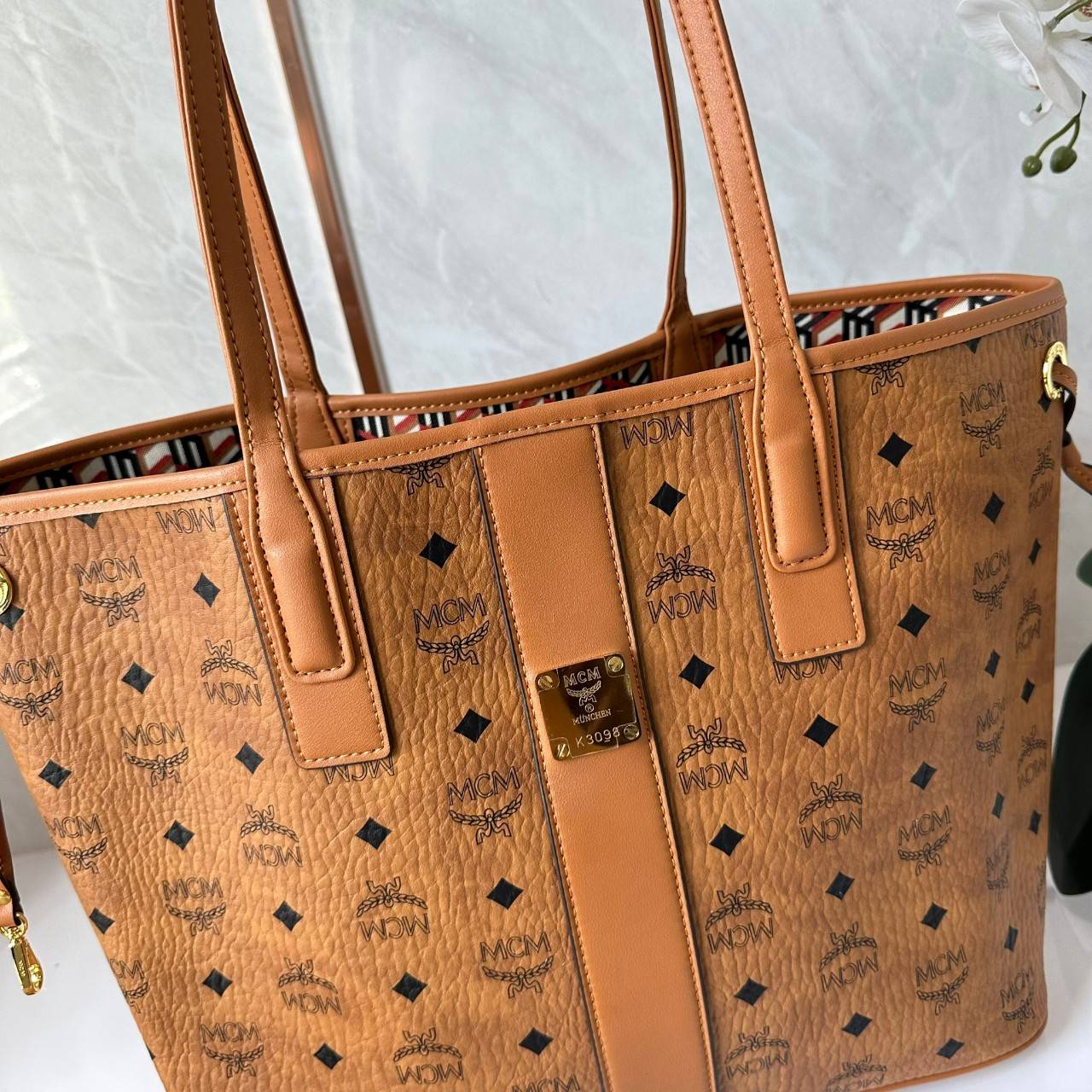 M.C.M MEDIUM REVERSIBLE LIZ SHOPPER IN VISETOS / M.C.M Tote Bag กระเป๋าทรงโท้ทใบใหญ่ เกรดท็อปออริ สลับแท้ 1:1 เกรดดีสุด ใช้ต่างประเทศได้