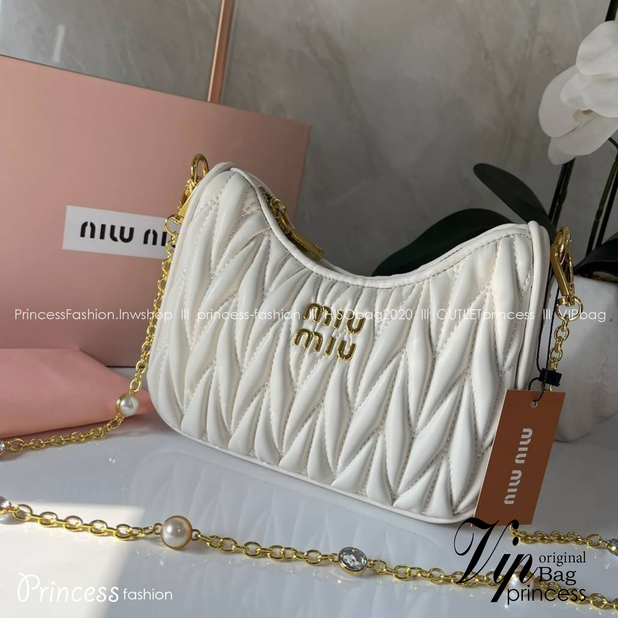 MIU MIU matelasse nappa leather shoulder bag กระเป๋าสะพายข้าง สายสะพายประดับไข่มุกและคริสตัล ให้ความละมุม ลุคคุณหนูน่ารักสุดๆคะ