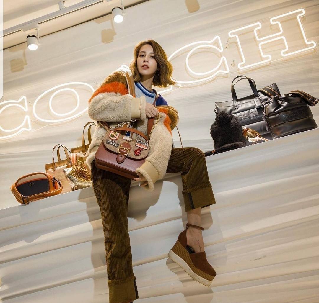 OUTLET 】COACH BEAT SHOULDER BAG IN SIGNATURE CANVAS WITH PATCHES (C6837) ไหวมั้ยเนี้ย!! สวยฟาดอีกแล้วนะยูวว 🤩🌺คอลเลคชั่นใหม่สุดปัง อลังเวอร์!//กระเป๋าถือ สะพายไหล่ลาย SIGNATURE ตกแต่งความเก๋ด้วยแผ่นแปะลวดลายที่มีเฉพาะจาก COACH คอลเลคชั่นนี