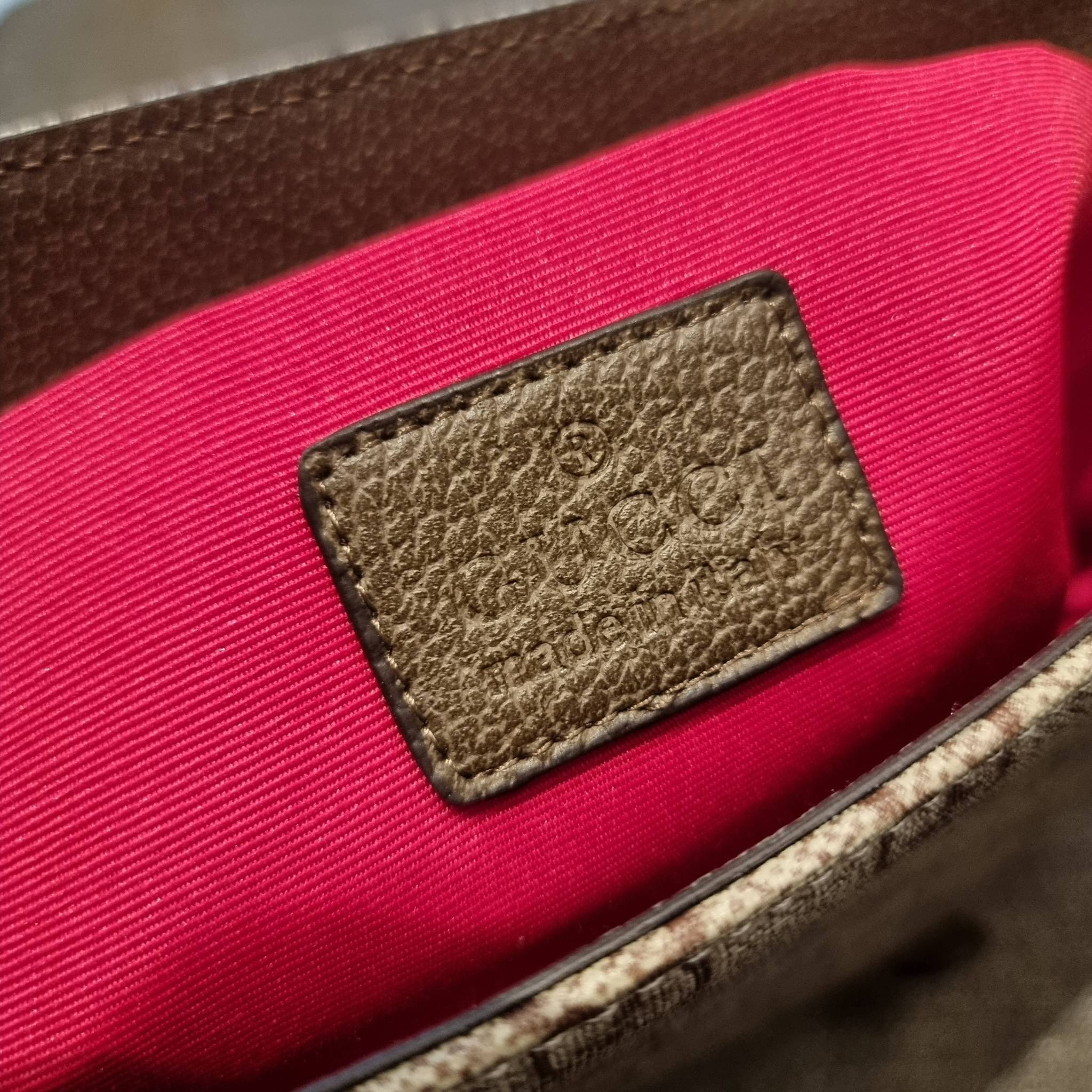 Gucci GG Supreme messenger bag GC MESSENGER VINTAGE BAG กระเป๋าสะพายข้างทรงแมสเซนเจอร์ ย้อนยุค ลุคผู้ดีแบบลูกคุณ ดีไซน์ unisex ใช้ได้ทั้งชายและหญิง พรีเมี่ยมกิ๊ฟวีไอพี วัสดุหนังแคนวาส ใช้งานง่ายด้วยฝาเปิดกระดุมแม่เหล็ก ด้านหลังมีช่องเก็บของจุกจิกได้ ภายใน