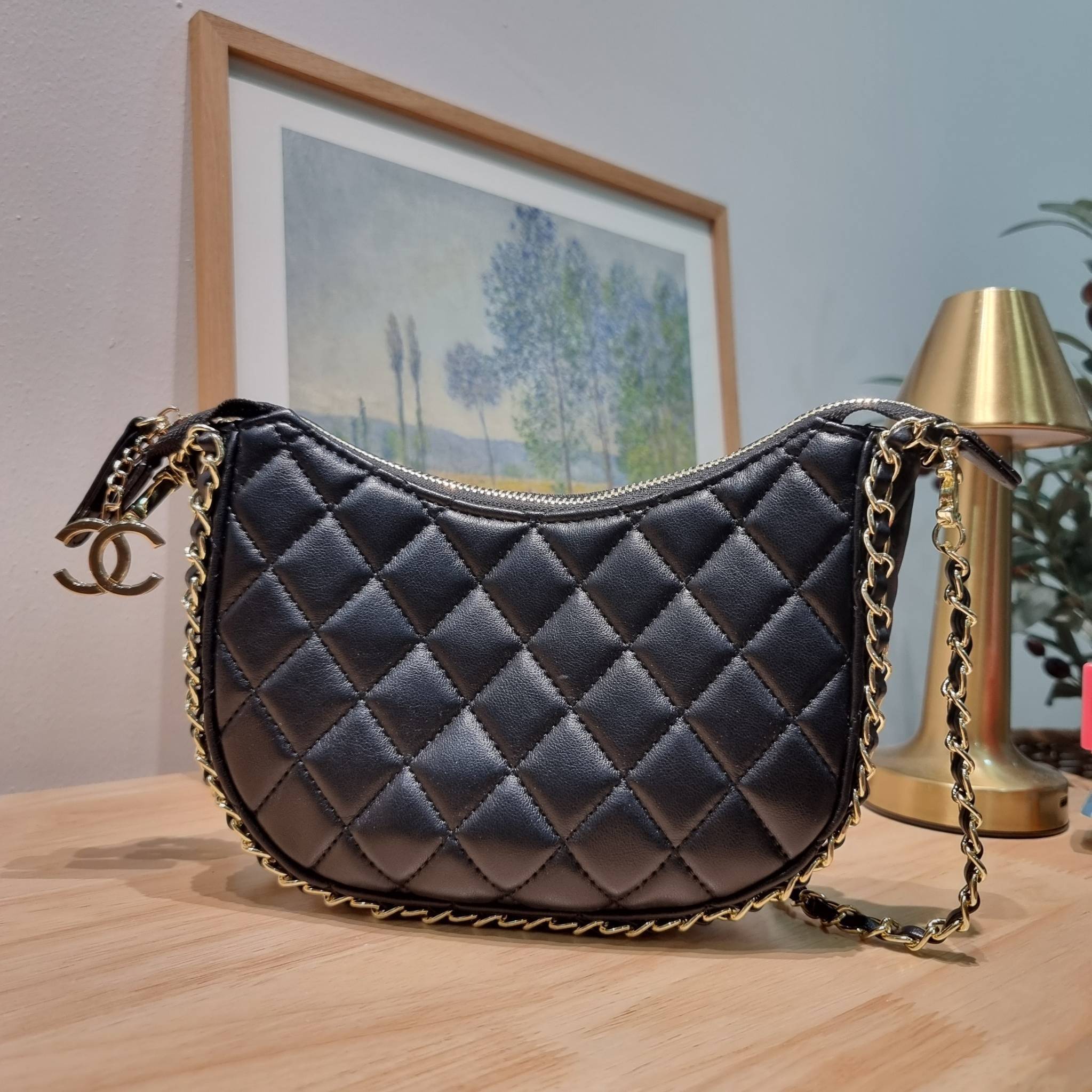 Chanel small hobo bag ใหม่ล่าสุดคอล 2023 กับกระเป๋าสะพายทรงโฮโบ ที่มีลูกเล่นให้สาวๆได้ใช้ไม่มีเบื่อ มีอะไหล่เกี่ยวปรับทรงได้ ดีไซน์โซ่ตกแต่งรอบตัว