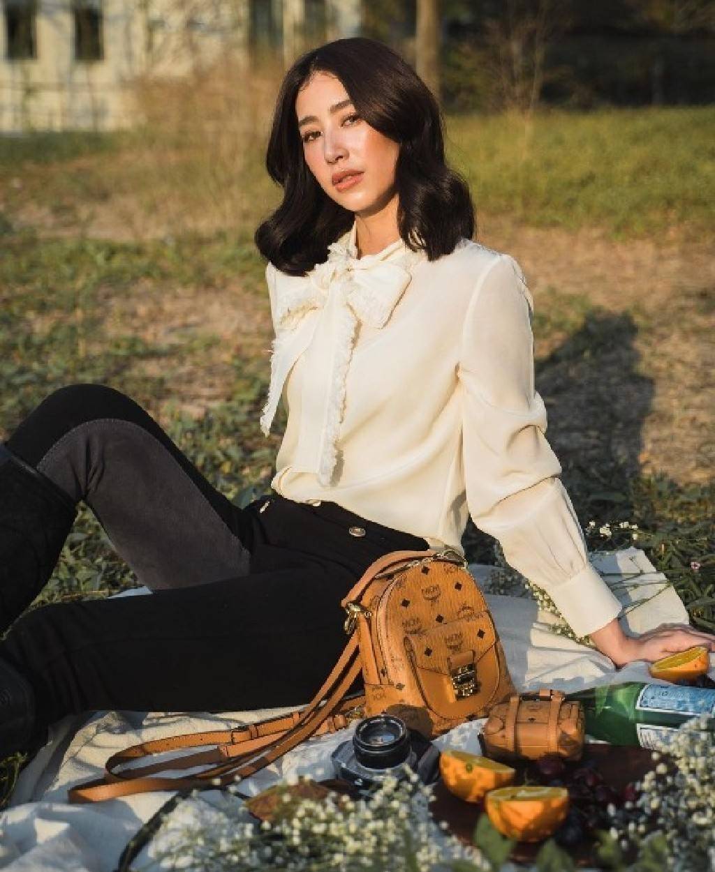 M.C.M PATRICIA BACKPACK IN VISETOS กระเป๋าสะพายไซส์ x-mini ดีเทลละเอียด ลูกเล่นเยอะ สายสะพายปรับใช้ได้หลากหลายสไตล์ ชิคมาก ปังมากค่ะแม่!! สะพายเป็นเป้ สะพายครอสบอดี้ หรือสะพายคาดอกก็ยังได้ หรือเอาสายออก ถือเดี่ยวๆก็สวยได้ไม่ธรรมดา วัสดุหนังแคนวาสคุณภาพดี 