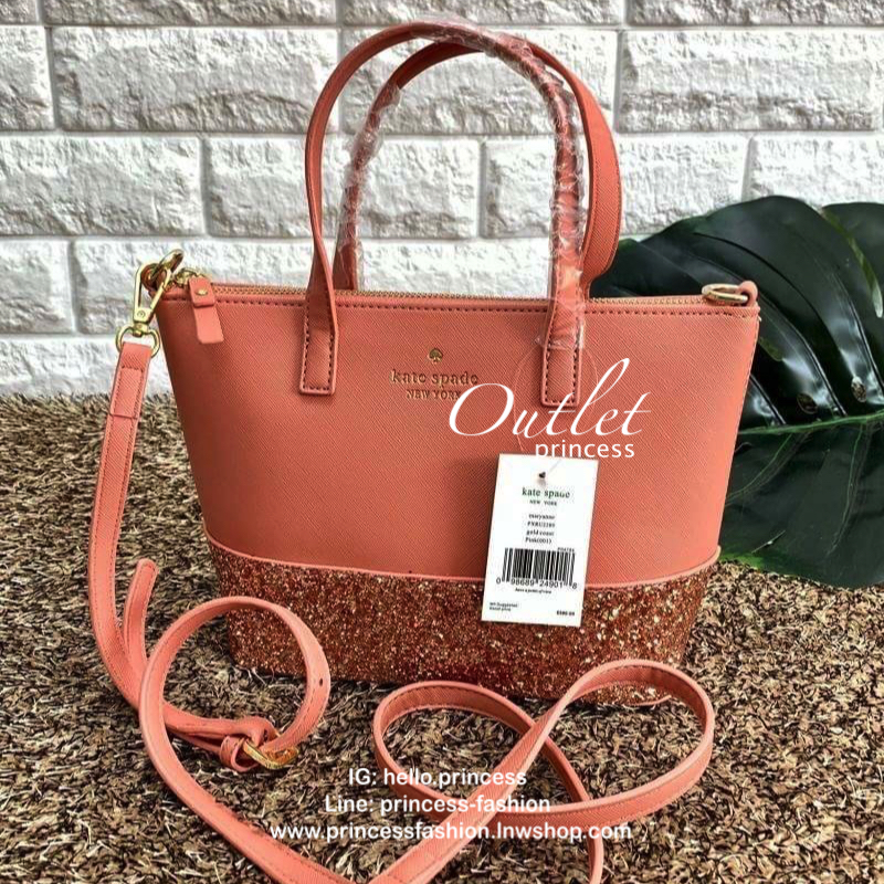 Kate spade new york glitter crossbody bag 2019 พร้อมส่งค่ะ!! กระเป๋าถือ//สะพายข้างได้ วัสดุหนังซาฟเฟียโน่ผสมกริตเตอร์ตรงขอบล่าง เพิ่มความโดดเด่นเข้ามาให้ สวยงามค่ะ เปิดปิดกระเป๋าแบบซิป ภายในโล่งใส่กระเป๋าสตางค์ใบยาวได้ ของอื่นๆได้พอประมานเลยนะค่ะ มีช่องซิ