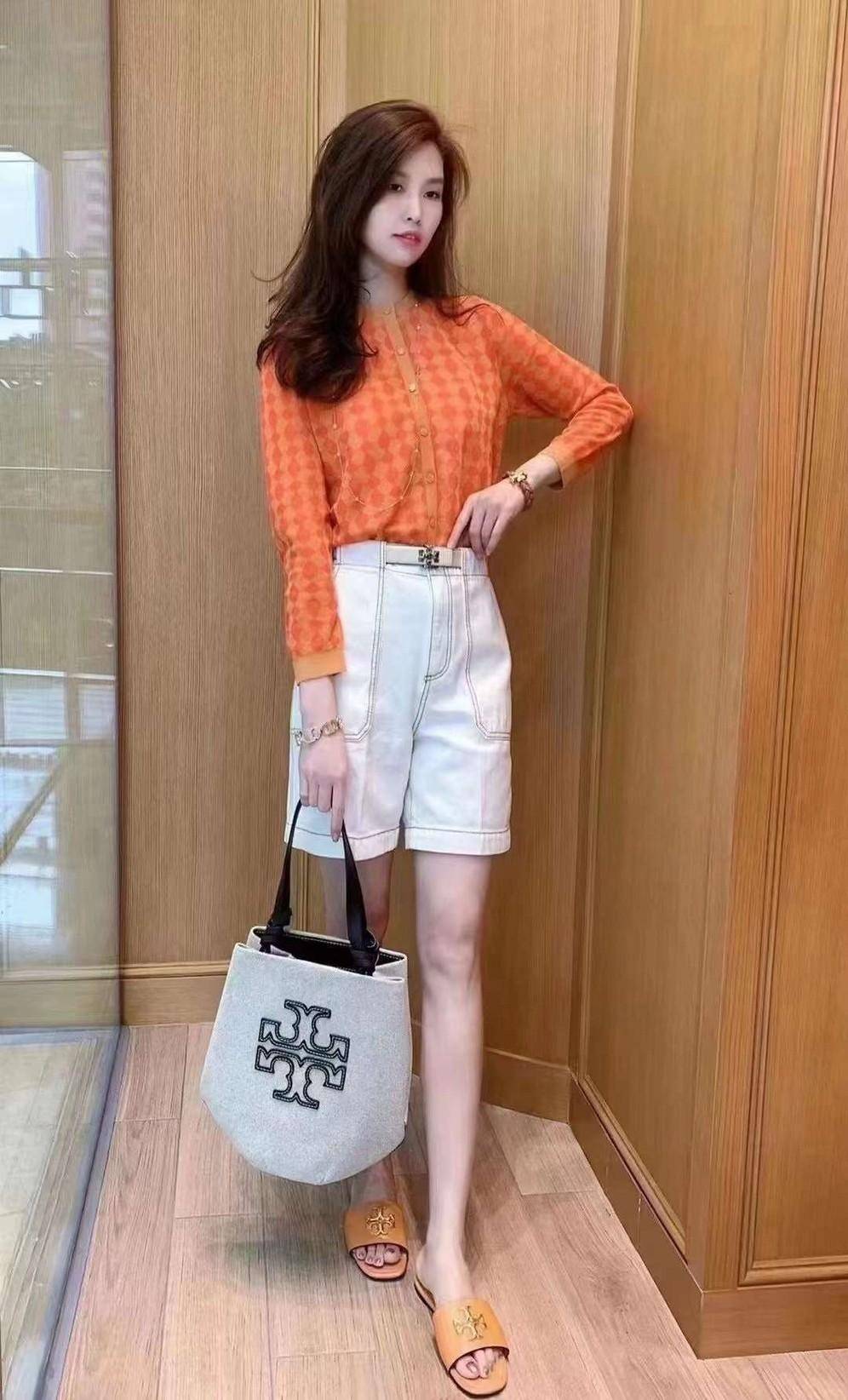 Tory Burch Small Canvas Round Tote กระเป๋าถือหรือสะพายไหล่ วัสดุผ้าcanvas รูปทรงโค้งมน ด้านในโล่ง มี1ช่องซิปและ1ช่องเล็ก น้ำหนักเบา จุของได้เยอะ มาใหม่ล่าสุดไม่ควรพลาดเลยค่า