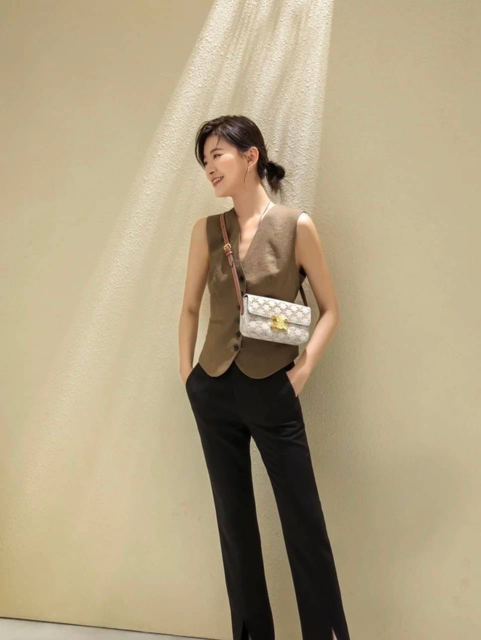 พร้อมส่งที่ไทยแล้วกับ CELINE TRIOMPHE SHOULDER BAG หนังทั้งใบลายสวยหรู ด้านในเปิดด้วยด้วยที่บีบโลโก้อะไหล่ทอง จุของได้กำลังดี ใส่โทรศัพท์ กระเป๋าสตางค์ใบสั้น ของจุกจิกได้ เหมาะกับสาวๆในวัน