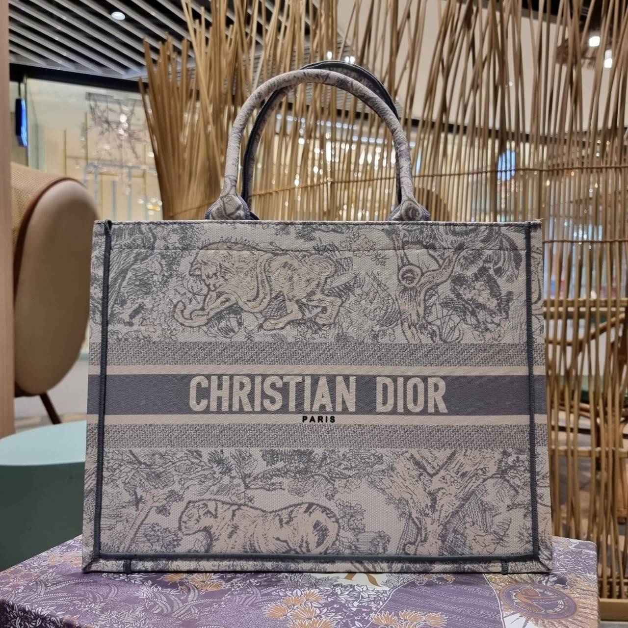 VIP 】HOT ARRIVAL!! DIOR CD SHOPPING BAG WITH GWP กระเป๋าทรงช้อปปิ้งใบใหญ่ จุใจ!! พรีเมี่ยมกิ๊ฟรุ่นดับเบิ้ลฮอต ดีไซน์คลาสสิควินเทจ สวยหรู วัสดุผ้าแคนวาสลายกราฟฟิค ภายในโล่งกว้างมากๆ ใส่ของจุสุดๆ โน้ตบุ้ค ไอแพด กระเป๋าสตางค์ มือถือ หรือเสื้อผ้ายังได้ สะพายค