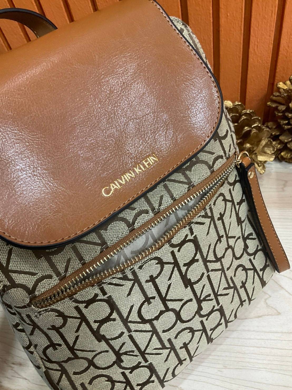 ของแท้ 💯% Elaine Calvin Klein Monogram Small Backpack 💕ของมันต้องมี สวยหรูดูแพงมาก สำหรับรุ่นนี้ และมีฟังชั่นช่องการใช้งานที่มากที่สุด!!! 💕 กระเป๋าสะพายเป้รุ่นใหม่ชนช้อป รุ่นยอดนิยม