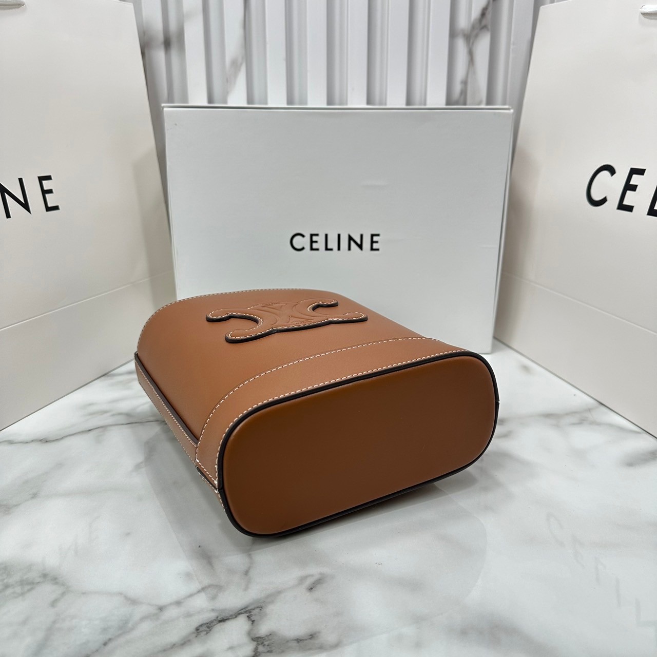 CELINE SMALL BUCKET CUIR TRIOMPHE in Smooth กระเป๋าสะพายทรงบัคเก็ต ใช้งานง่ายที่สุด สายสะพายในตัว รุ่นฮิตข้ามปี งานหนังแท้สวยเรียบหรู ผู้ดีไปอีก