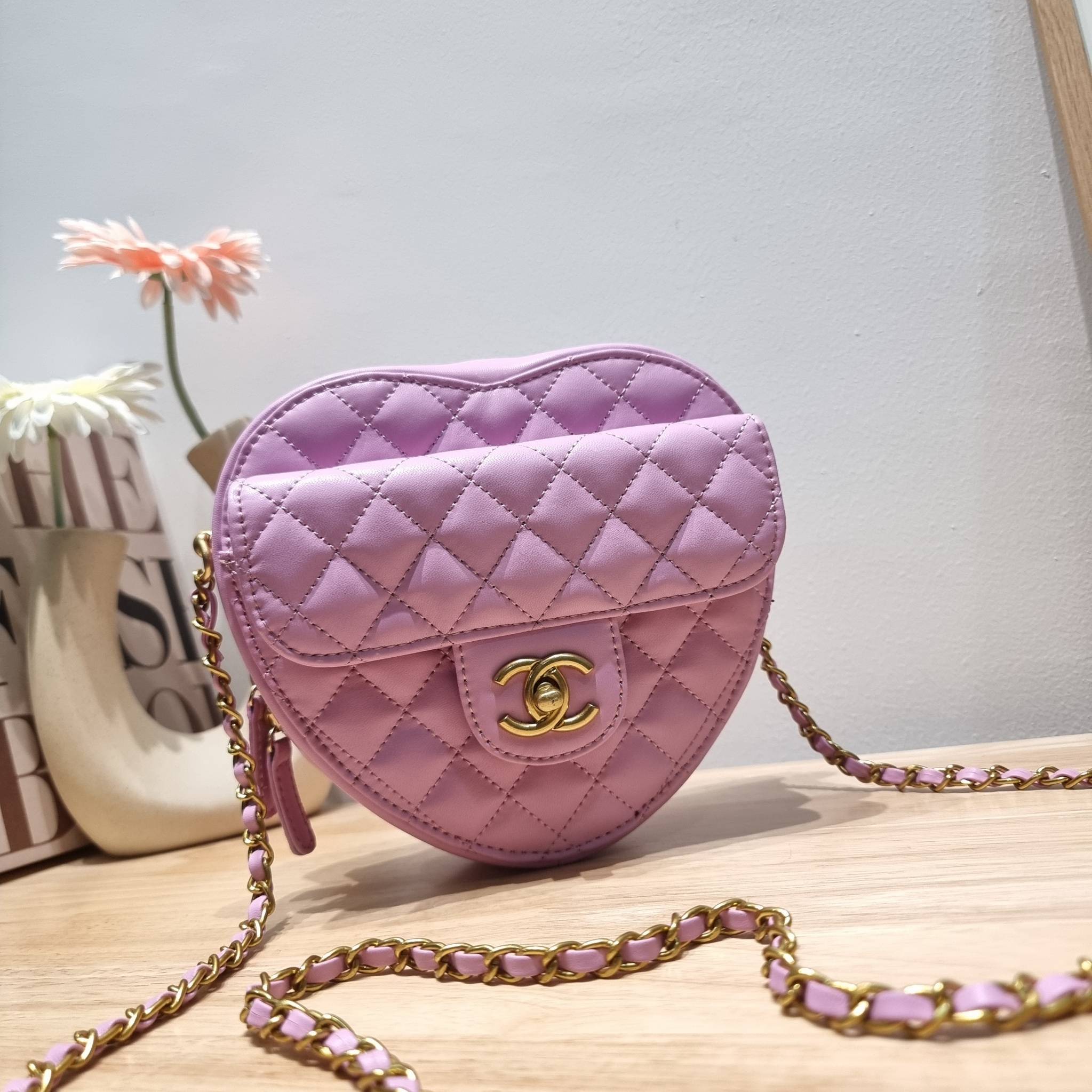 CHANEL Heart Bag Lambskin & Gold-Tone Meta สวยมาก มงลงมาก!! กระเป๋าสะพายสุดคิ้วท์ ที่ดีไซน์รูปทรงหัวใจไม่ซ้ำใคร น่ารักทุกสี น่าใช้ไปเลยแม่!! วัสดุหนังแกะฟอกสี เปิด-ปิดด้วยซิป ด้านหน้ามีช่องเก็บของจุกจิก ภายในเป็นช่องโล่ง ใส่มือถือ ใส่กระเป๋าสตางค์สั้นได้ 