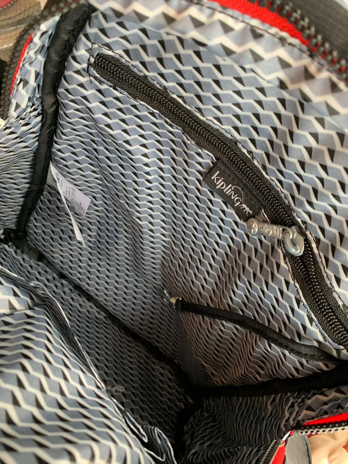 Kipling City Pack S K14275มาพร้อมดีไซน์ทันสมัย ใช้งานได้อย่างคล่องตัว ด้วยสีและลายสุดคลาสสิก โดดเด่นด้วยพื้นที่ภายในและช่องต่างๆ ที่ให้คุณจัดเก็บของสำคัญได้อย่างครบถ้วน มีช่องเก็บของสัมภาระหลายขนาดสะดวกใช้งานเลยคร้า!!