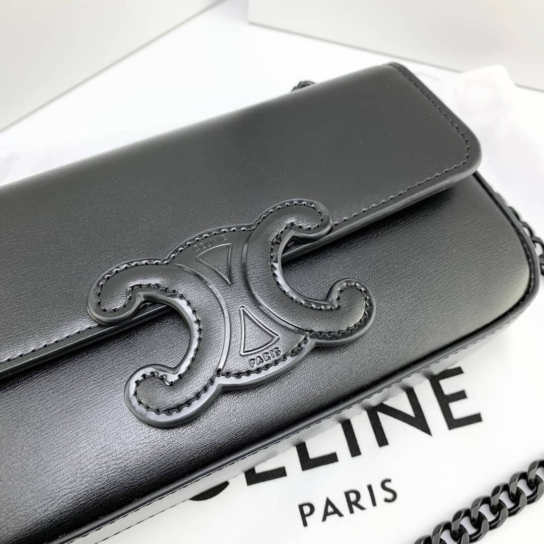 หนังแท้ CELINE CHAIN SHOULDER BAG CUIR TRIOMPHE IN SHINY CALFSKIN ANIS / CELINE TRIOMPHE SHOULDER BAG หนังแท้ทั้งใบสวยหรู แบบใหม่ล่าสุด โลโก้หนังคลาสิกที่สุดค่ะ จุของได้กำลังดี เหมาะกับสาวๆในวันที่อยากครอสบอดี้ชิลๆ ห้ามพลาดค่ะ!