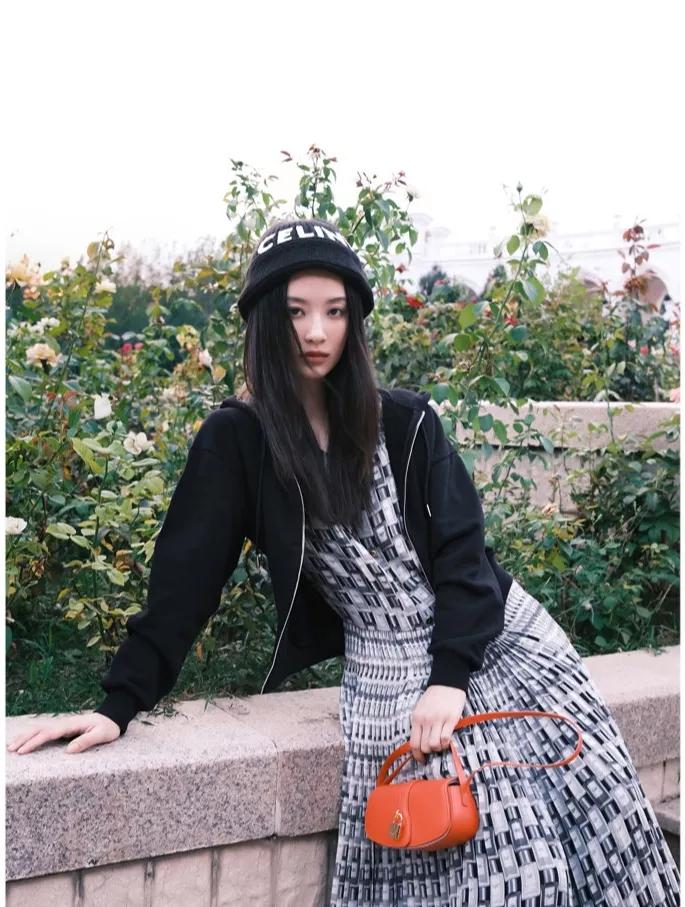 VIP 】CELINE TABOU CLUTCH BAG CELINE MINI CROSSBODY BAG (GWP) วัสดุ Triomphe Canvas หนังสวยอยู่ทรงกันน้ำได้ ขนาดกำลังน่ารัก การออกแบบที่เน้นความเรียบแต่หรู มาพร้อมสายสะพายสั้นและสายสะพายยาว สำหรับสะพายไหล่ สายปรับระดับสั้น-ยาวได้ (ถอดไม่ได้) โดดเด่นที่ด้าน