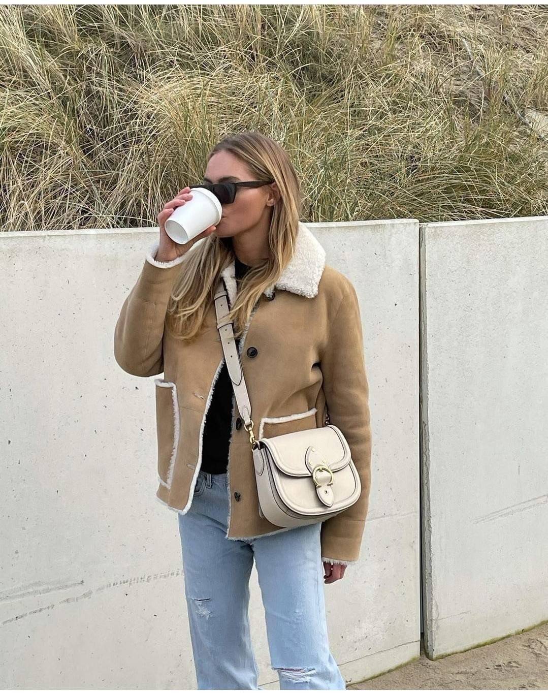 COACH C0749 BEAT SADDLE BAG The best item! ที่สาวๆรอคอย! ฮอตไฟลุก! สีหายาก ละมุนคุณหนู คอลเลคชั่นใหม่ ดีไซน์หรูหรา พิเศษมากๆมาพร้อมสายสะพาย 2 เส้น ใช้คู่กันหรือแยกสะพายก็สวยครบสูตร กระเป๋าสะพายทรง saddle คลาสสิค วัสดุหนัง glove-tanned ทนทาน เปิด-ปิดด้วยกร