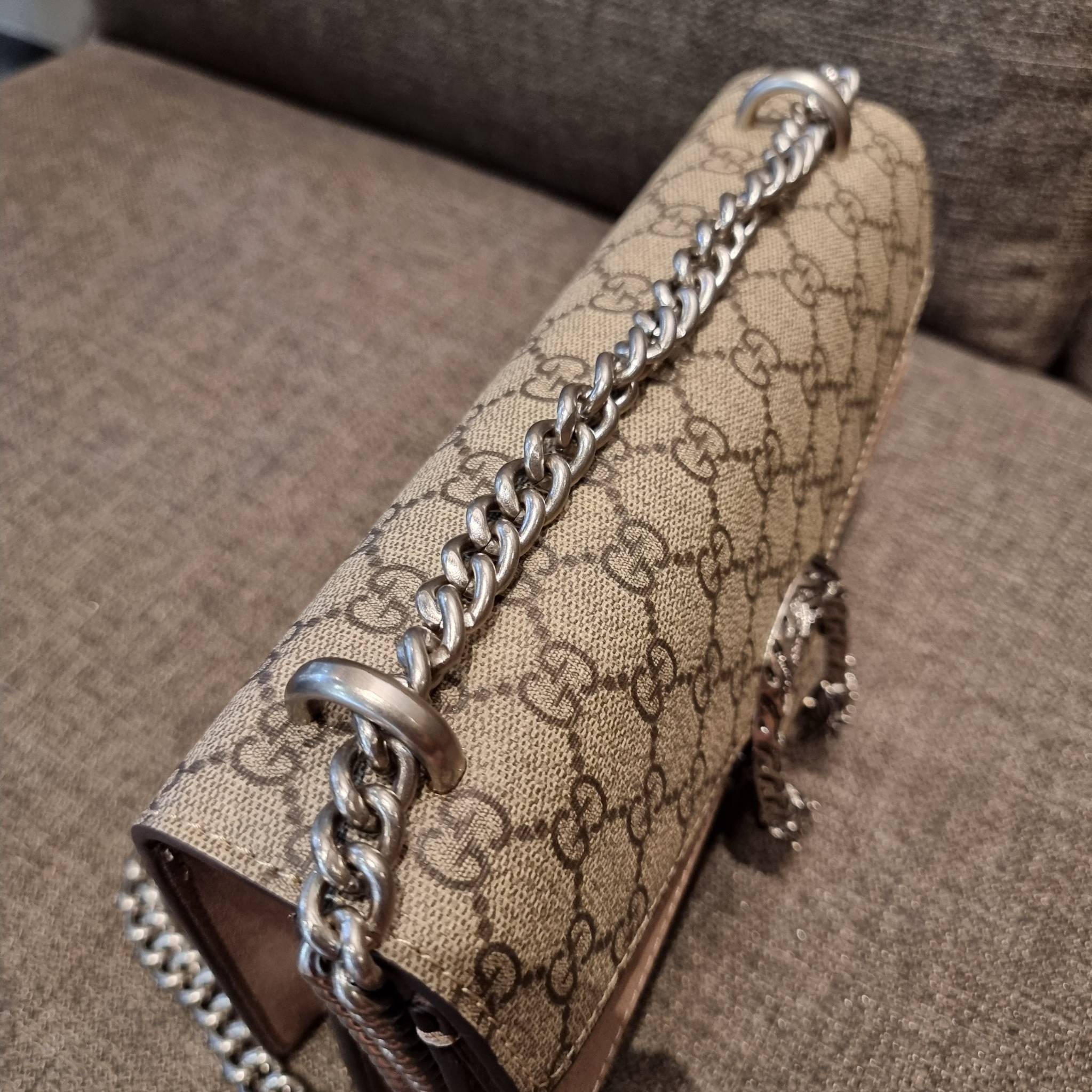 Gucci Small Dionysus GG Shoulder Bag ฮอตสุดไม่มีใครเกิน สวยจริงไม่ทิพย์!! GC CROSSBODY BAG WITH GWP สุดคุ้มจาก duty free กับกระเป๋าสะพายรุ่นที่สาวๆต้องไม่พลาด!! ดึงดูดและสะกดสายตาด้วยอะไหล่ดีเทลหรูรูปหัวสิงโต วัสดุหนังแคนวาส ทนทาน ดูแลรักษาง่าย เปิด-ปิดด้