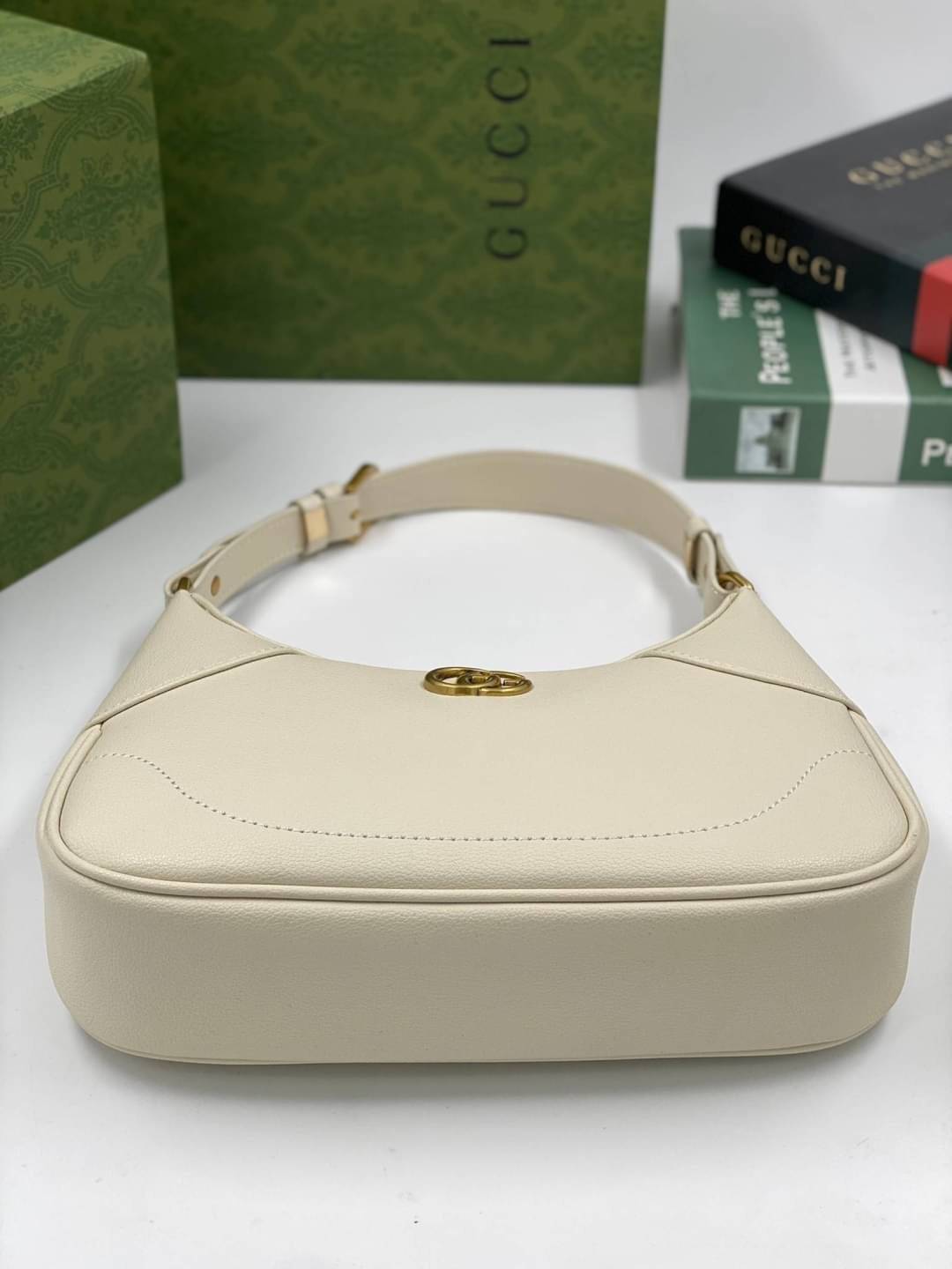 GUCCI Aphrodite small shoulder bag กระเป๋าสะพายทรงคลาสสิค ดีไซน์ย้อนยุคผสานความโมเดิร์นด้วยรูปทรงพอช ที่ใช้งานได้ทุกสไตล์ วัสดุหนังแคนวาส ทนทาน ภายในกระเป๋าเป็นช่องโล่ง