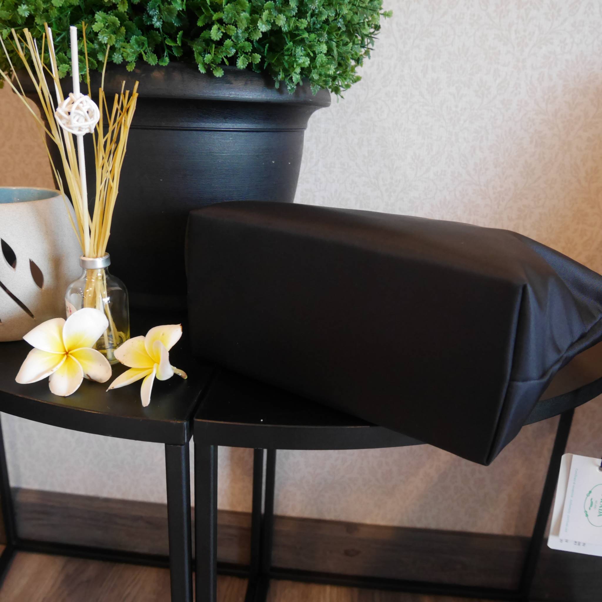 รุ่นขายดีติดอันดับTOP3 ! กระเป๋าสวยๆ งานพรีเมี่ยมกิ้ฟ จากเคาเตอร์ต่างประเทศ จากแบรนด์ PRADA เป็นกระเป๋า เครื่องสำอางค์ แต่มีสายสะพายยาวให้ 2 สาย เป็นแบบคล้องแขน และสะพายข้างลำตัว ใช้เป็น shoulder bag ได้เลยค่า หรือ ถือลำลองสวยๆ ก้อเลิศค่ะ คุ้มมากค่ะ ภายใน