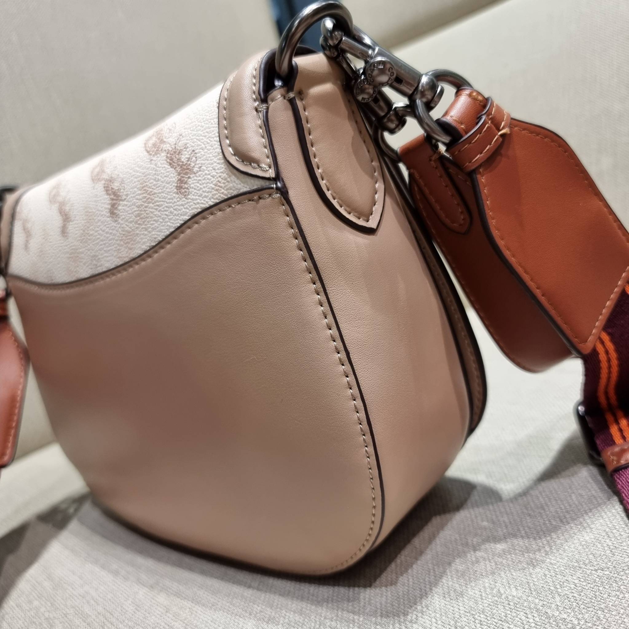 COACH C0745 BEAT SADDLE BAG WITH HORSE AND CARRIAGE PRINT The best item! ที่สาวๆรอคอย! ฮอตไฟลุก! สีหายาก ละมุนคุณหนู คอลเลคชั่นใหม่ ดีไซน์หรูหรา พิเศษมากๆมาพร้อมสายสะพาย 2 เส้น ใช้คู่กันหรือแยกสะพายก็สวยครบสูตร กระเป๋าสะพายทรง saddle คลาสสิค เปิด-ปิดด้วยก