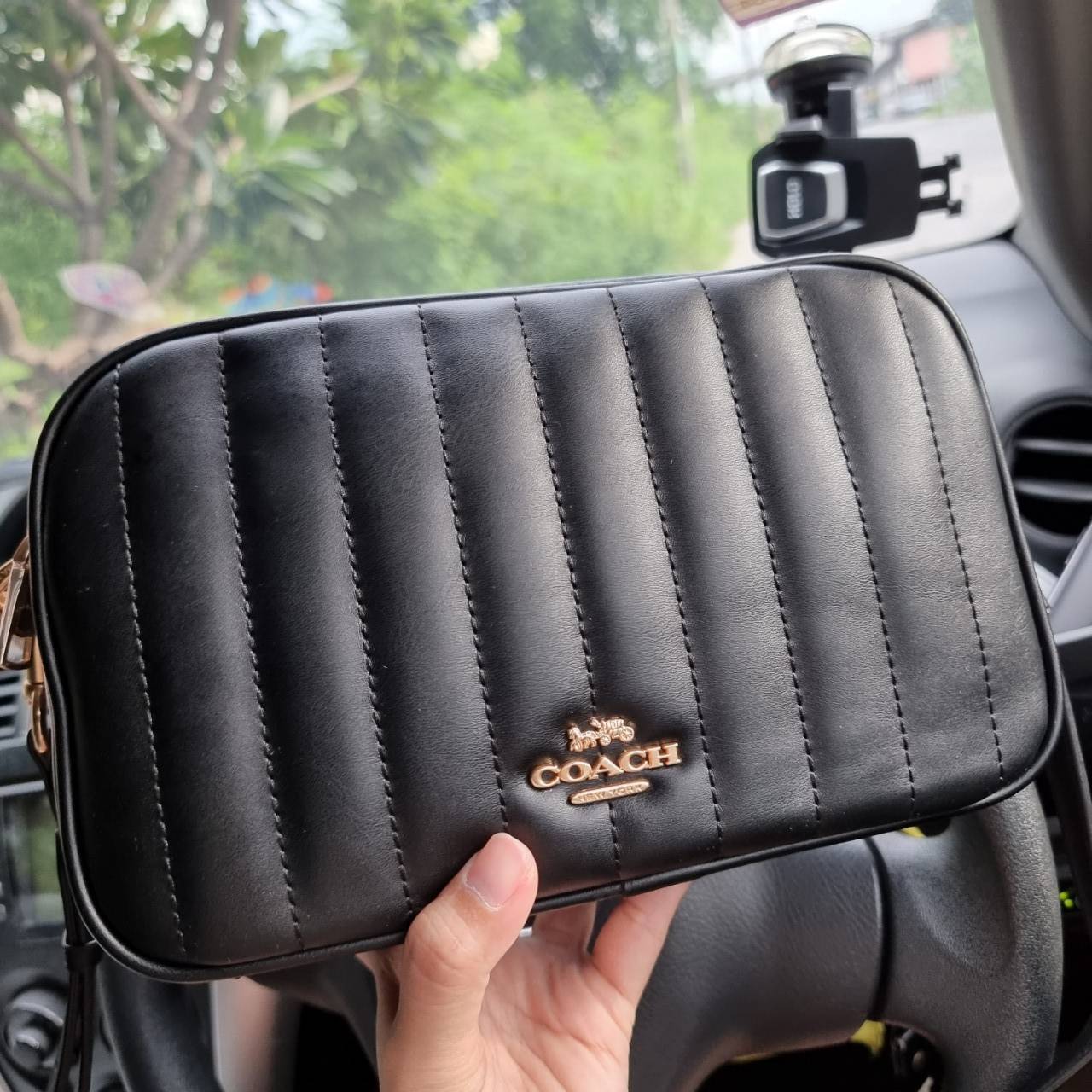 COACH C1569 JES CROSSBODY WITH LINEAR QUILTING ใหม่ล่าสุด!! กระเป๋าสะพายข้าง รุ่น 2 ซิป ใบใหญ่จุใจ ดีไซน์ใหม่ เพิ่มลูกเล่นให้ดูหรูหรายิ่งขึ้น วัสดุหนังสังเคราะห์บุเป็นลายเส้นสวยงาม เปิด-ปิดด้วยซิป 2 ช่องหลัก ใช้งานง่าย ทรงสวยมากๆรุ่นนี้ มาพร้อมสายสะพาย cr