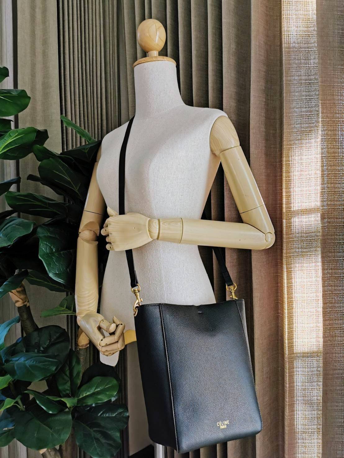 CELINE TRIOMPHE BUCKET BAG VIP GIFT WITH PURCHASE (GWP) พรีเมี่ยมกิ๊ฟ Limited Edition จาก CELINE PERFUME DUTY FREE COUNTER วัสดุหนังแท้ CALFSKIN ดีไซน์ทรง Bucket ขนาดกำลังดี มาพร้อมใบเล็กด้านในแยกใช้ได้ น้ำหนักเบา ภายในกว้างใส่ของใช้ได้เยอะพร้อมสายสะพายให