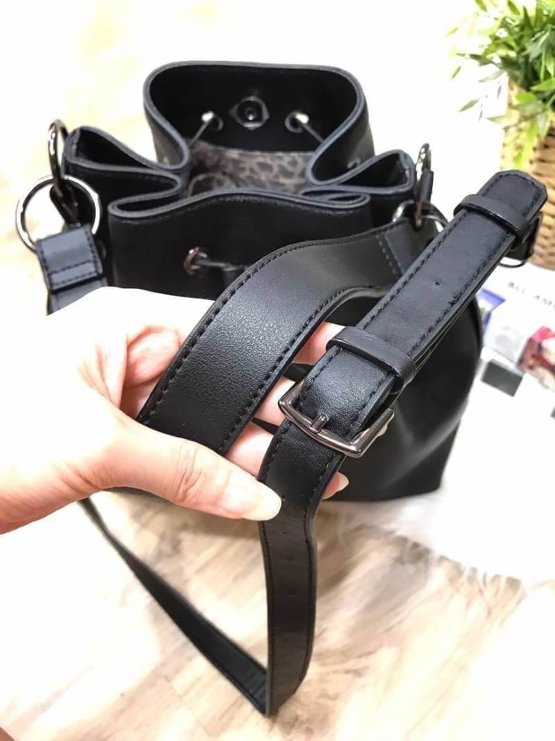 GUESS. DRAWSTRING BUCKET BAG WITH STRAP กระเป๋าถือหรือสะพายแบรนด์ดังรุ่นยอดนิยม วัสดุหนังแกะสังเคราะห์แบบนิ่มสวยอยู่ทรง ด้านหน้าประดับโลโก้ เปิดปิดแบบ Drawstring มาพร้อมสายสะพาย 2แบบ ทั้งสายสั้นสะพายไหล่และสายยาว crossbody ปรับระดับได้ ภายในกว้างมีช่องซิป