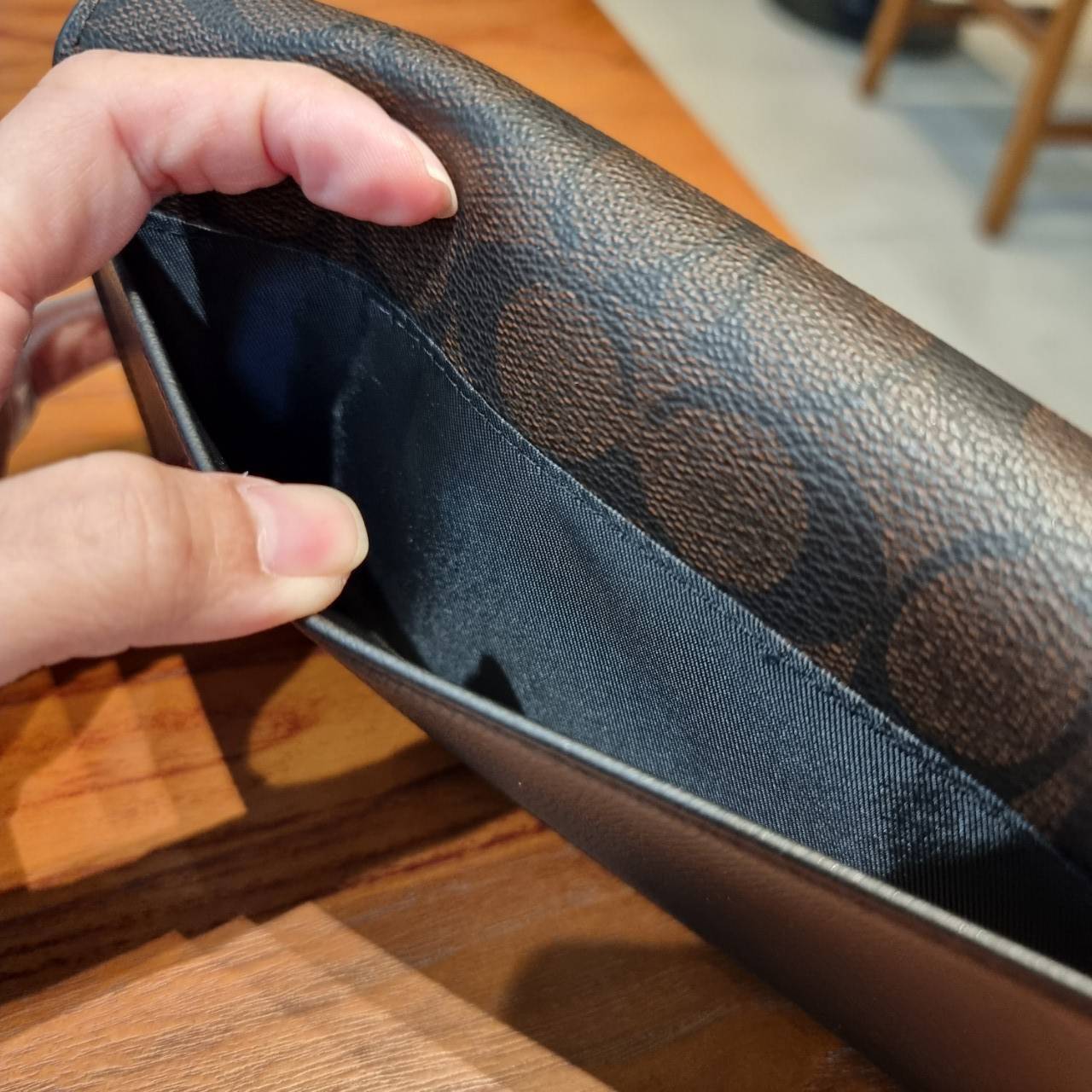 COACH F53763 TRIFOLD WALLET IN SIGNATURE กลับมาแล้วจ้า!! รุ่นขายดี!! 💓 ดีไซน์ใหม่ กระเป๋าสตางค์ใบยาว แถมที่ห้อยใส่บัตรแยกให้ (ถอดออกได้) น่ารักมากๆ ใช้งานง่าย เปิด-ปิดด้วยกระดุม ภายในใส่ธนบัตร ใส่บัตรได้เยอะ ใส่มือถือได้ไปอีก!! จุใจสุดๆ บอกเลยว่าใ