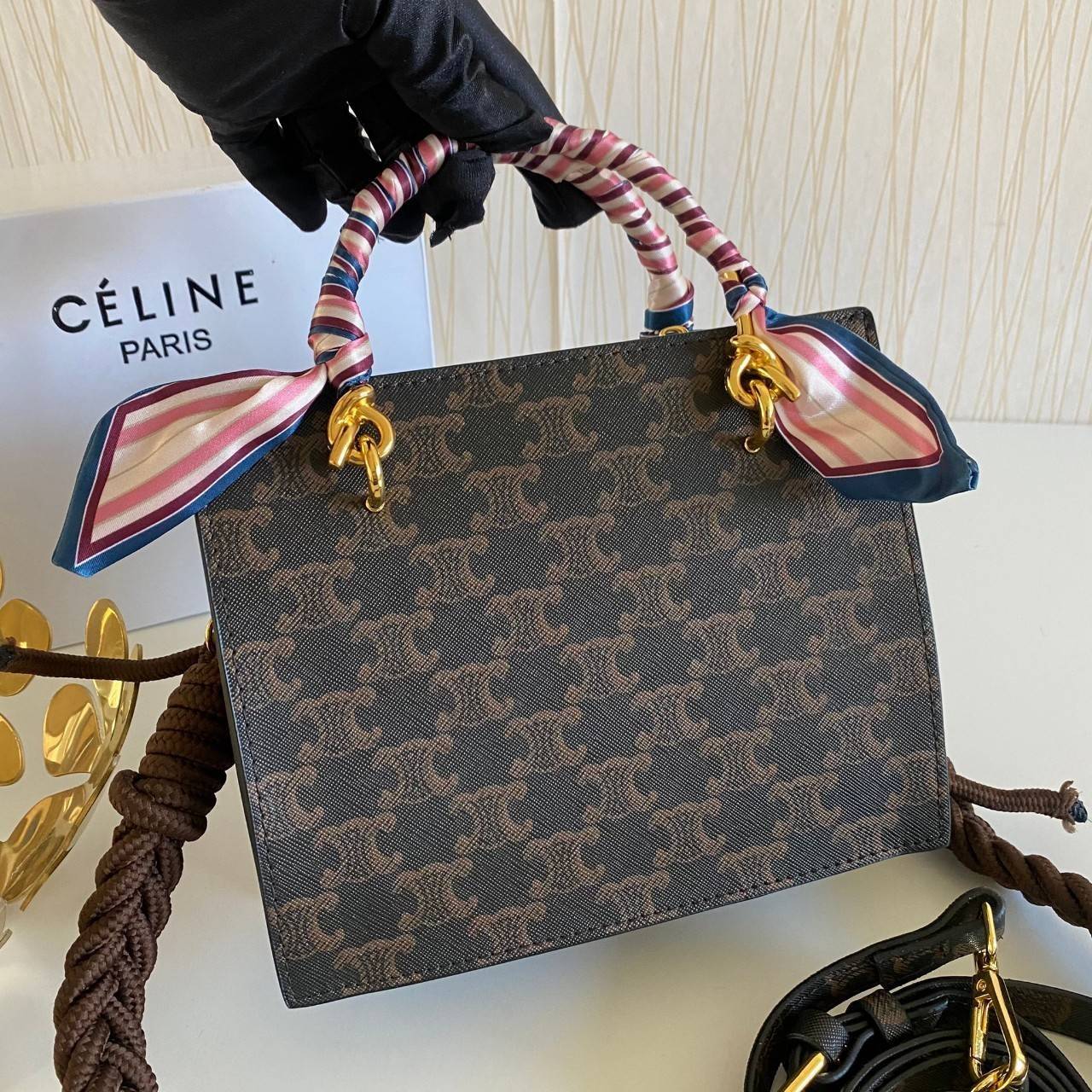 พรีเมี่ยมกิ๊ฟแท้ 100% 】พร้อมส่งที่ไทย!! ที่นี่ที่เดียว CELINE BAG มาแล้วๆ ถามกันเนอะมาก บอกเลยน่ารักสุดๆ สายสะพายมีมาให้สองสาย สายหนัง สายเชือกถัก เก๋มาก ซับในบุหนังกลับ ขนาดกำลังดีใส่ iPhone pro max ได้สบาย