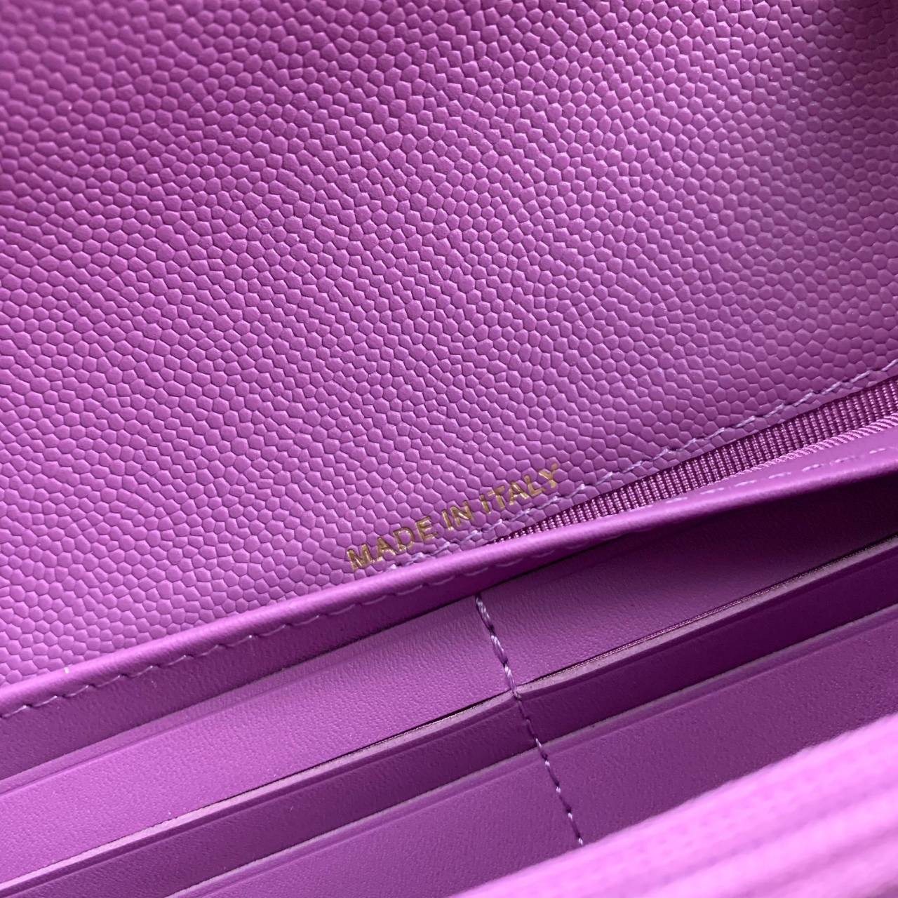 CHANEL LONG WALLET งานหนังแท้คาเวียร์สวยหรู โทนสีหวาน กระเป๋าสตางค์ใบยาวไอเท็มแนะนำ ใช้งาน ตทป ได้ สวยคลาสสิคไม่มีเอ้าท์ หนังแท้ใช้งานได้ทน ยิ่งใช้ยิ่งสวย ภาพถ่ายจากสินค้าจริง มาพร้อมกล่องแบรนด์ พร้อมส่งที่ไทย Must Have ค่ะ!