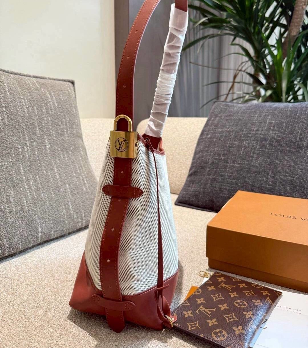 LV Low Key Hobo PM Bag กระเป๋าสะพายทรงโท้ทรุ่นใหม่ งานคอตตอนแคนวาส เผยความเรียบหรูมีระดับด้วยรูปทรงเรียบง่ายและงานฝีมือประณีตไร้ที่ติ ประดับแม่กุญแจสัญลักษณ์สุดไอคอนิก