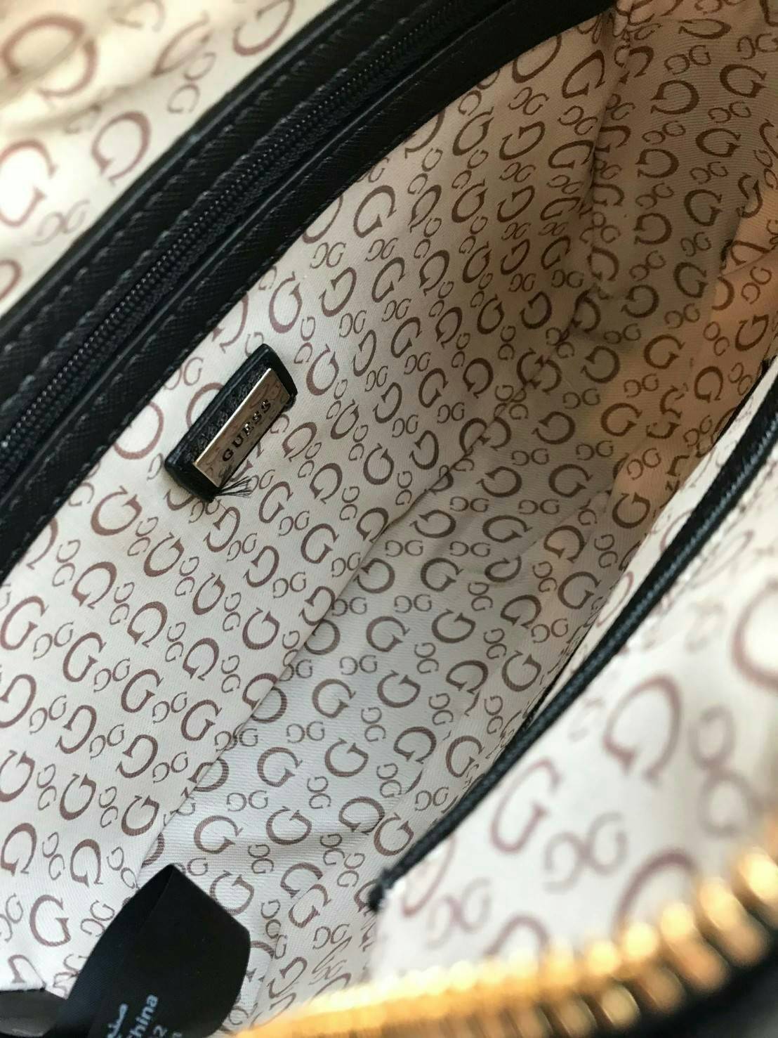 GUESS CROSSBODY BAG กระเป๋าสะพายรุ่นใหม่ ทรงเหลี่ยมตั้งอยู่ทรง วัสดุหนังSaffiano ด้านหน้าปั้มลายโลโก้นูน เปิดปิดด้วยซิปเดียวด้านบน ภายในกว้างใส่กระเป๋าสตางค์ใบยาวได้ ด้านหน้ามีช่องเล็ก1ช่อง ภายในมีช่องซิปเล็ก1ช่อง แยกเป็นสัดส่วน ด้านในบุผ้าลายสกรีน น้ำหนั