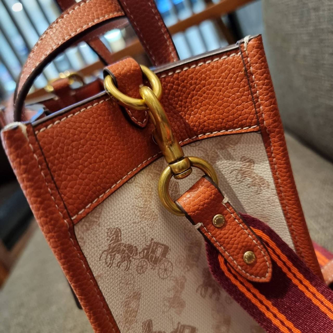COACH C8456 FIELD TOTE 22 WITH HORSE AND CARRIAGE PRINT AND CARRIAGE BADGE คอลเลคชั่นสุดคลาสสิค ต้อนรับซัมเมอร์ ทั้งสดใสและร้อนแรง สวยหรูดูแพงในไอเท็มเดียว กระเป๋าทรงโท้ท ไซส์กำลังสวย น่ารักน่าใช้ ฟังก์ชั่นการใช้งานสะดวกที่สุด มีทั้งสายคล้องแขนในตัว และสา