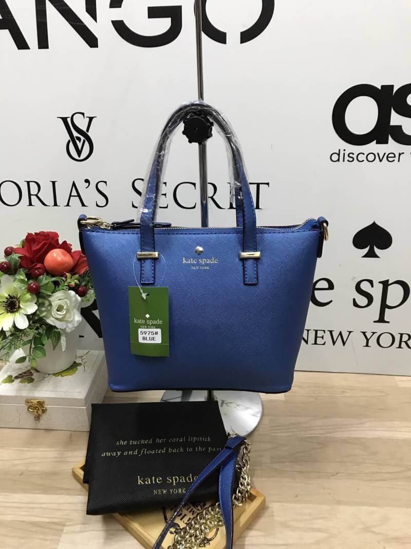 Kate Spade New York Cedar steet Harmony Body Bag กระเป๋าถือหรือสะพาย หนัง Saffiano ความยาวสายโซ่ต่อหนัง100cm. ถอดออกได้ ความสูงของหูจับ14cm ภายในมีช่องซิปและช่องเล็ก มีหมุดรองฐานกันรอย 4 มุม อะไหล่ทองทั้งใบ ขนาดกำลังดี ใส่ของจุกจิก มินิไอแพคได้ค่ะ