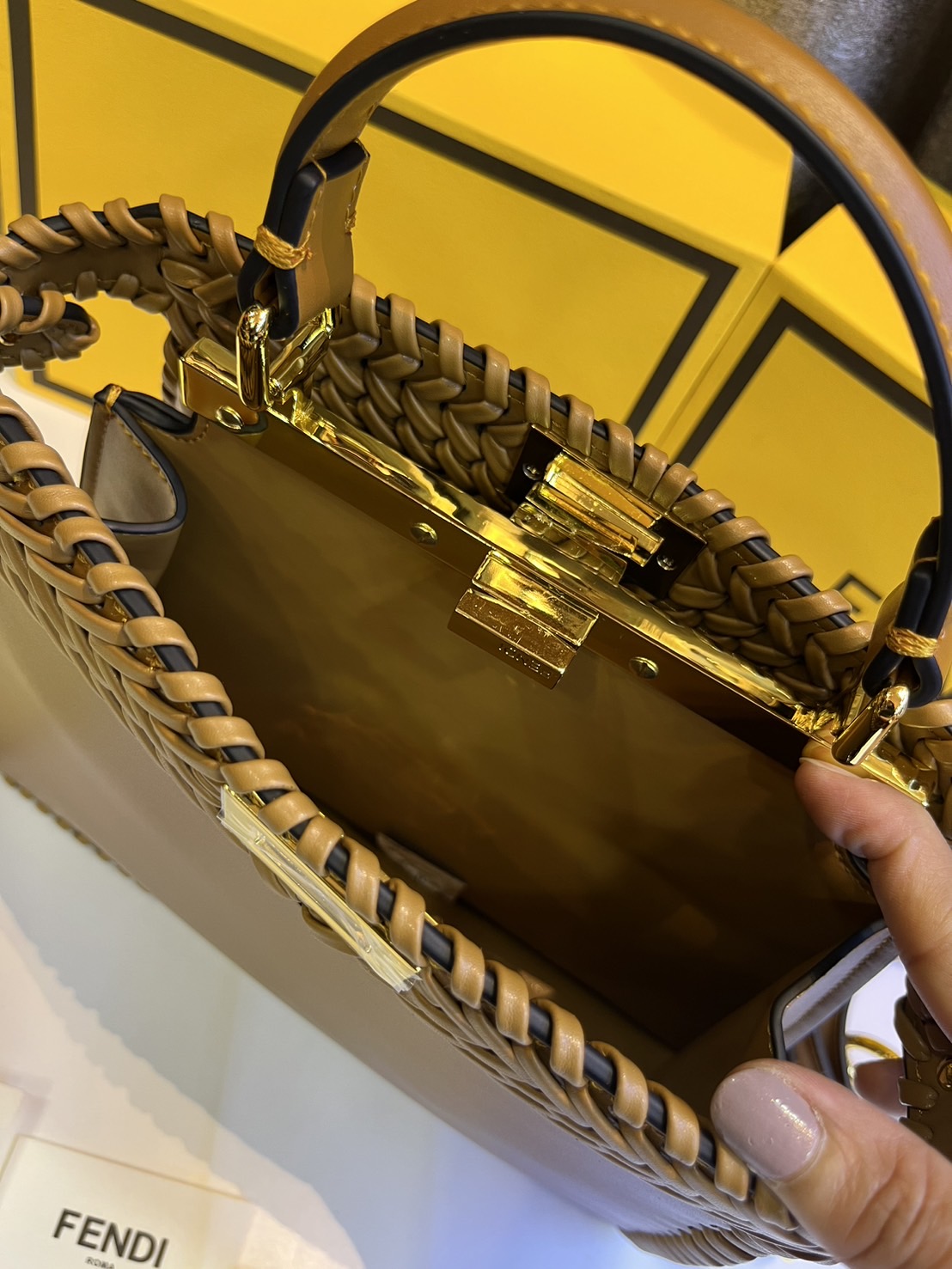 พร้อมส่ง 3 สี FENDI Peekaboo ISeeU Medium interlace leather bag กระเป๋าสะพายดีไซส์สาน ใช้ได้ 2 ด้าน 🧡 เกรดออริจินอล 1:1 สลับแท้