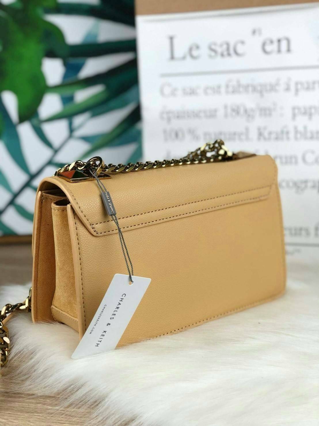 CHARLES & KEITH METAL PUSH LOCK CROSSBODY BAG รุ่นฮิตขายดีมีมาพร้อมส่งแล้วจ้า กับกระเ๋าสะพายไซส์น่ารัก วางอยู่ทรง เปิดปิดด้วย ตัวล็อกด้านหน้า ด้านในแบ่งเป็น 2 ช่องมีช่องซิปตรงกลาง จุของได้เยอะพอควรเลยค่ะ ใส่ iPhone plus ได้สบายๆ และของจุกจิกที่จำเป็น รุ่น