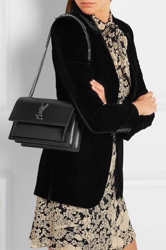 YVES SAINT LAURENT YSL BAG VIP GIFT WITH PURCHASE (GWP) พรีเมี่ยมกิ้ฟ Limited Edition จาก YSL DUTY FREE COUNTER วัสดุหนังแท้ Calfskin ทรงสี่เหลี่ยมหนังสวยหรูอยู่ทรงเปิดปิดด้วยกระดุมแม่เหล็ก ภายในโล่งมีช่องหลัก และช่องย่อยสามารถใส่มือถือของใช้จุกจิกได้เยอะ