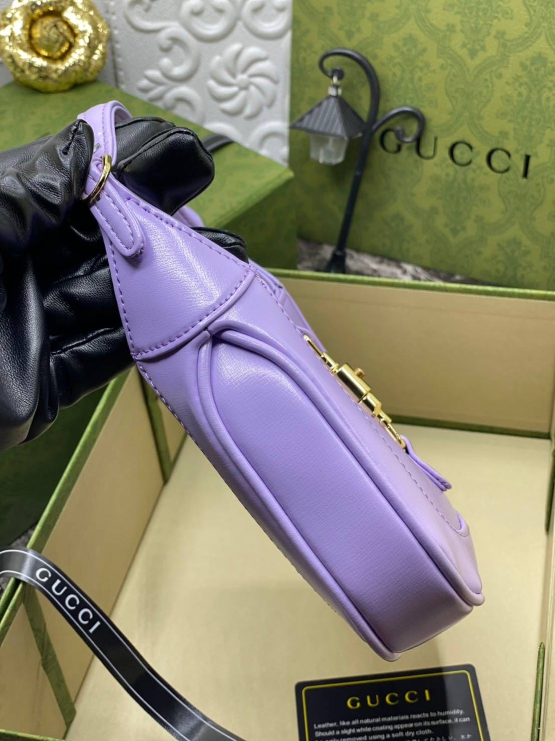 VIP GIFTbag 】หนังแท้ GUCCI Jackie 1961 mini shoulder bag กระเป่ารุ่นฮิตจาก Gucci ต้องบอกเลยว่าสำหรับสาวๆหลายคนนั้น ที่ชื่อชอบ หรือเป็นสาวกกลับแบรนด์อย่าง Gucci ต้องบอกเลยนะว่าสำหรับรุ่นนี้ห้ามพลาดไปทีเดียว บอกว่าได้เป็นตำนานควาวินเทจได้อย่างดี โดยขนาดของต