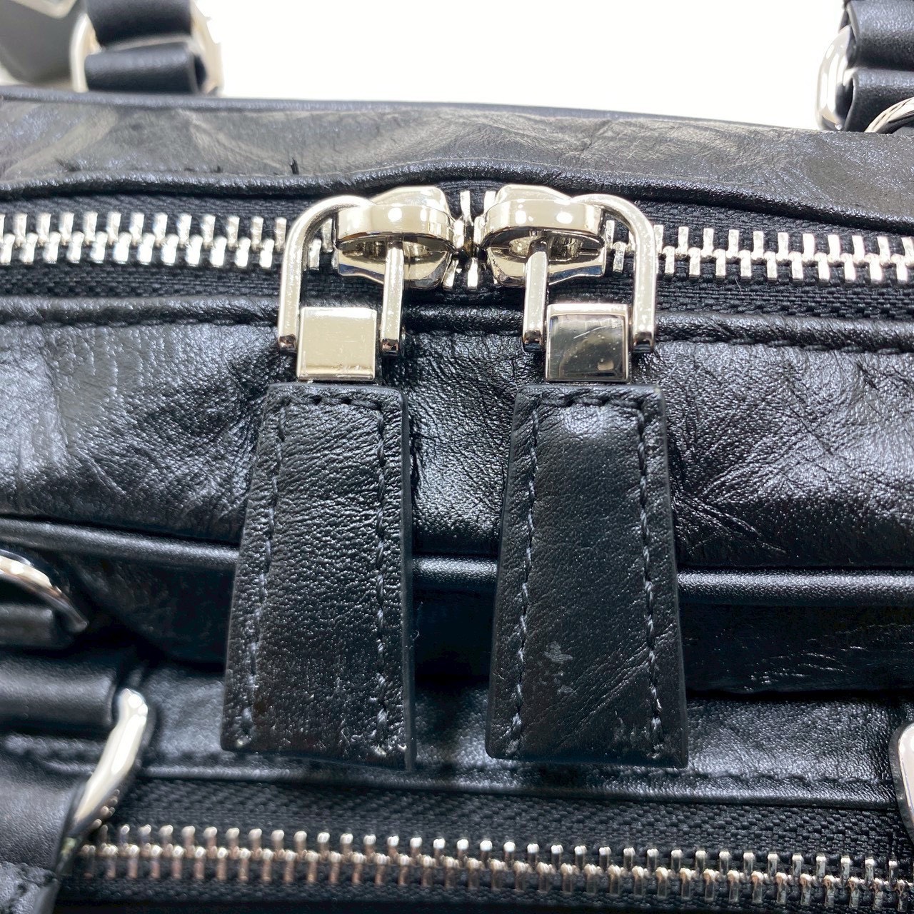 ORI หนังแท้ | Prada Antique nappa leather multi-pocket top-handle bag กระเป๋าสะพายทรง keepall มีช่องซิปด้านหน้าพร้อมหูจับ งานหนังยับดีไซน์เอฟเฟกต์เท็กซ์เจอร์ที่มีเสน่ห์สไตล์วินเทจ