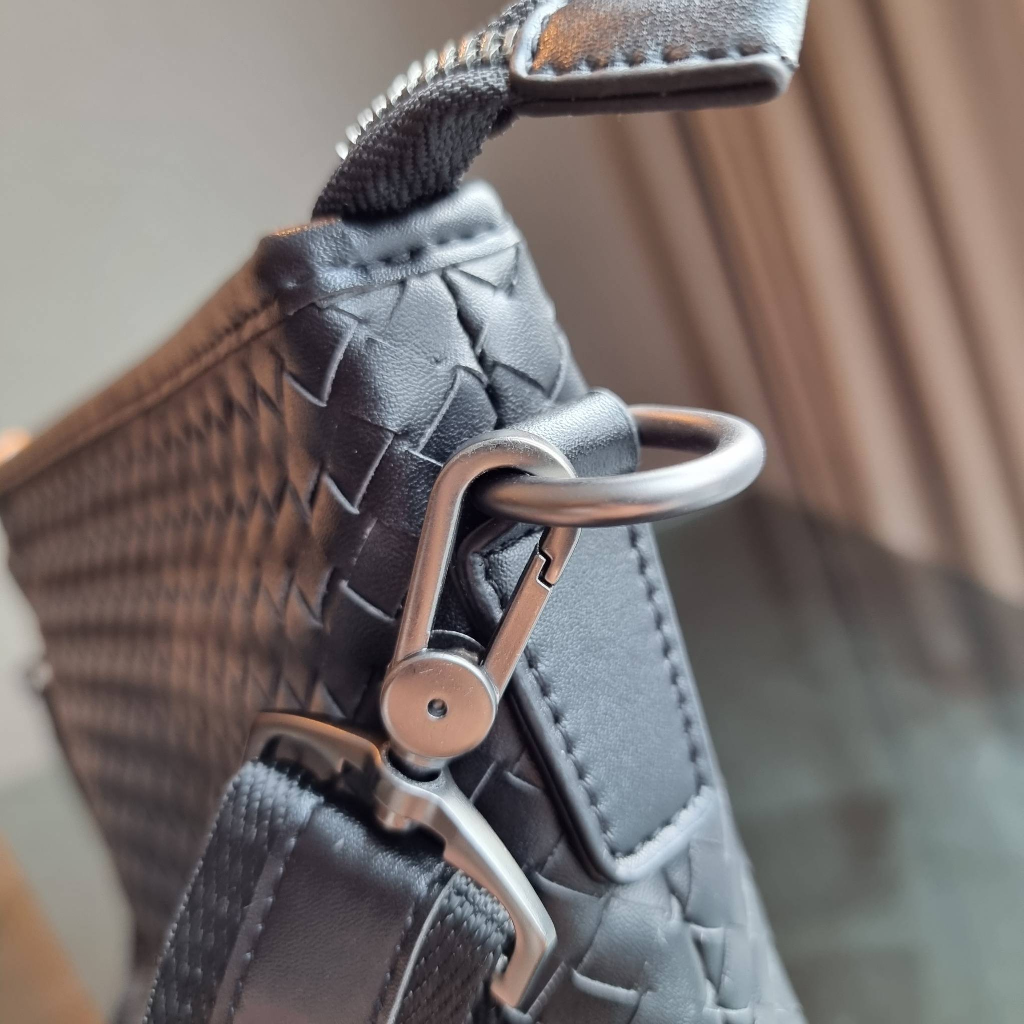 VIP 】อีกหนึ่งไอเท็มเด็ดที่หนุ่มๆรอคอย กระเป๋าสะพายข้างทรงแมสเซนเจอร์ B.ottega venata vip bag ดีไซน์คลาสสิคเอกลักษณ์ ลายสานเรียบหรู ดูแพง ทรงผู้ดี หล่อไปอีก อัพลุคไปอีก วัสดุหนังวัวเต็มใบ เปิด-ปิดด้วยซิป ภายในโล่งกว้างใส่ของได้ครบถ้วนสิ่งสำคัญ สายสะพายปรับ