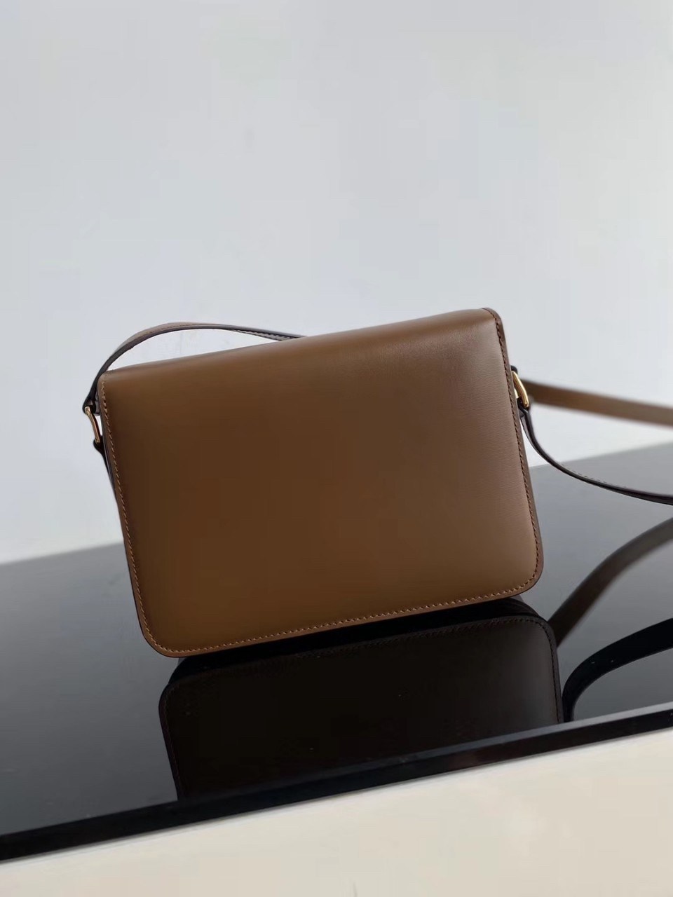 พร้อมส่ง 2 สี 2ขนาด NEW!! CELINE SHOULDER BAG VIP GIFT WITH PURCHASE (GWP) พรีเมี่ยมกิ๊ฟ Limited Edition จาก CELINE HAUTEPARFUME DUTYFREE COUNTER วัสดุหนังแท้ **เงาสวยมาก ทรงกล่องอยู่ทรง ขนาดกะทัดรัด เปิดปิดด้วยตัวล้อคแบรนด์สีทอง ภายในมีช่องใส่ของโล่ง สาม