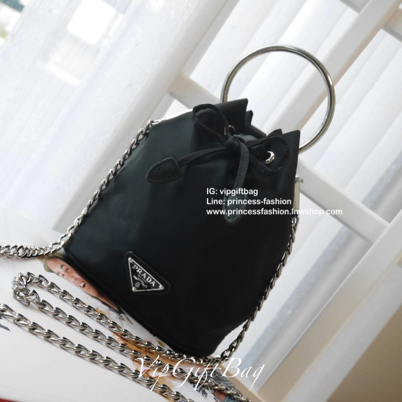New Arrival จากแบรนด์ Prada งานพรีเมี่ยมกิ้ฟท์จากเคาเตอร์แบรนด์ต่างประเทศ กับทรงยอดฮิต ทรงจีบ มาพร้อมสายสองแบบ สายโซ่เงินยาว(ถอดออกได้) และห่วงคล้องมือ(พับลงได้ ถอดไม่ได้) ดูดีมากค่ะ วัสดุทำจากผ้าไนล่อนกันน้ำ 100% อะไหล่เงินทั้งใบ ปั้มแบรนด์ลงอะไหล่ ภายใน